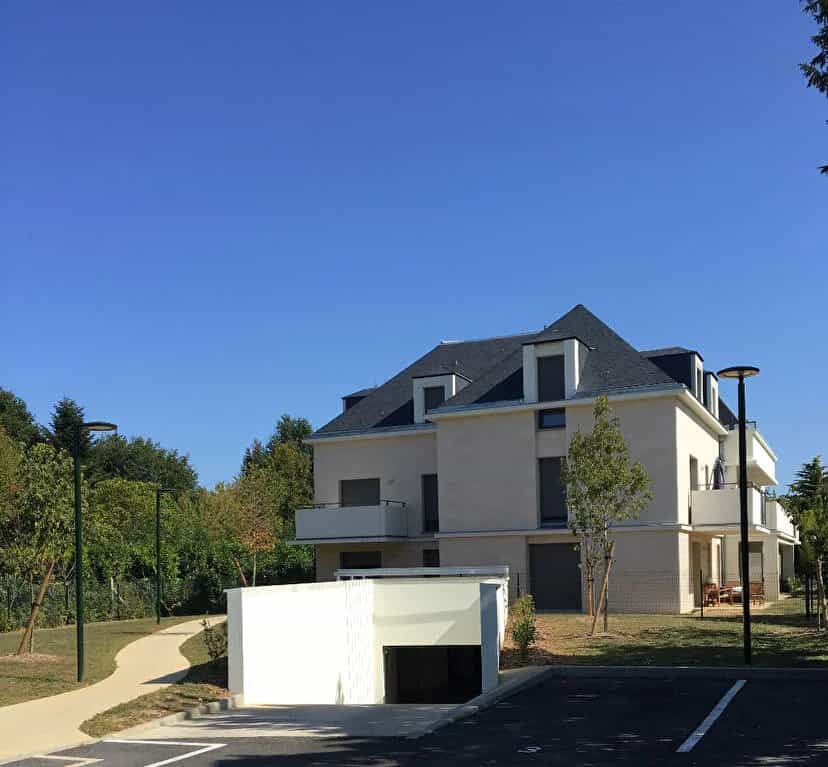 Condominium in Saint-Cyr-sur-Loire, Centre-Val de Loire 12665369