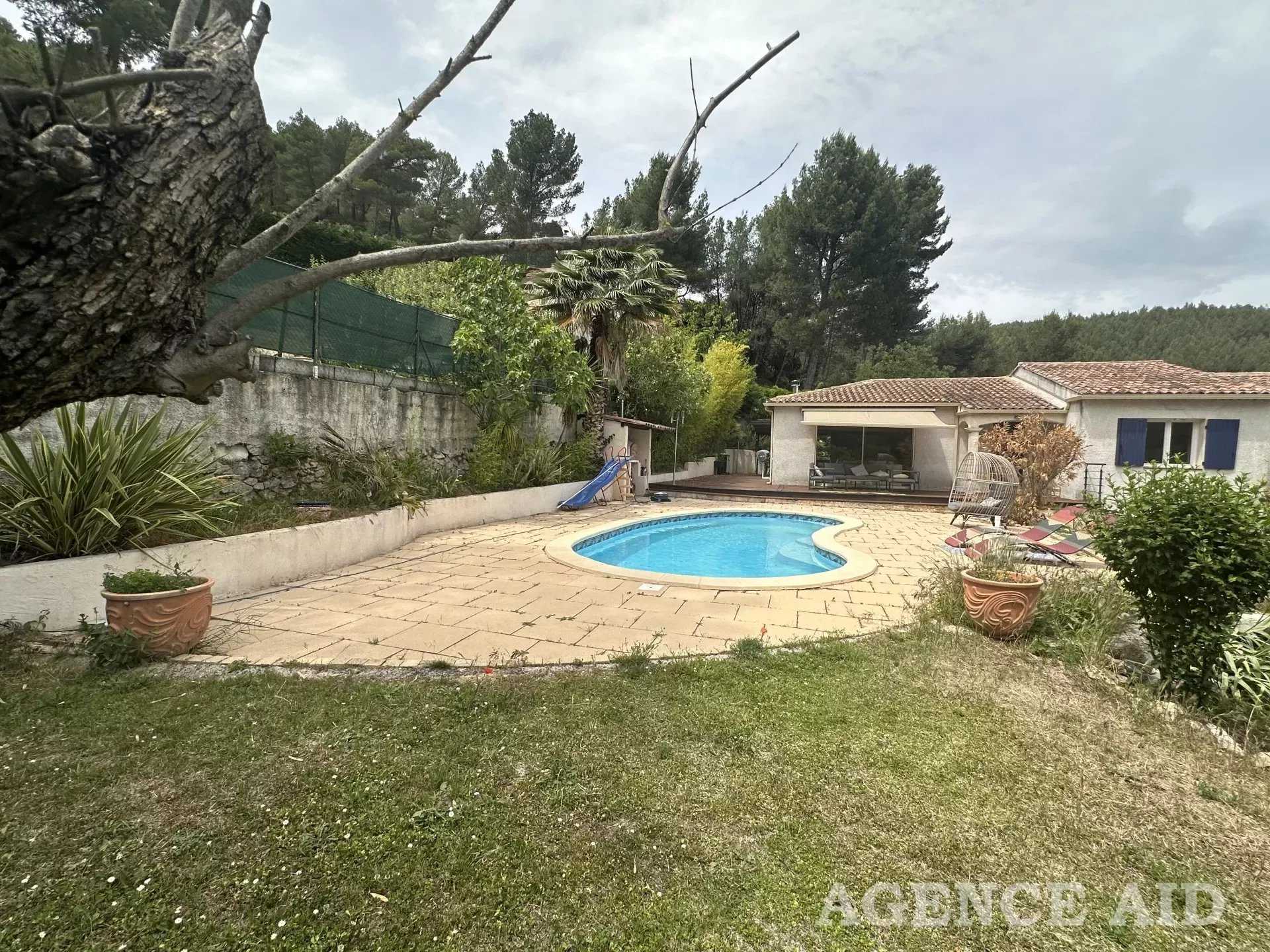 жилой дом в Cuges-les-Pins, Provence-Alpes-Cote d'Azur 12666067