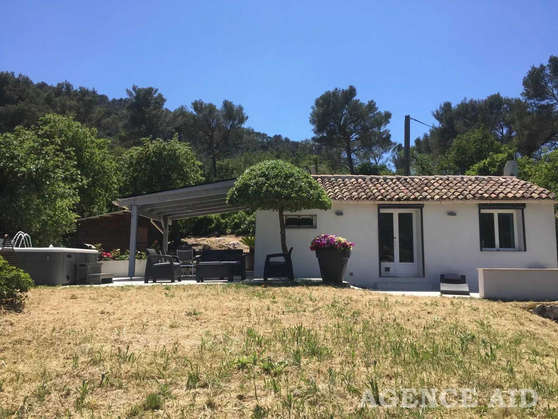 House in Cuges-les-Pins, Provence-Alpes-Cote d'Azur 12666072