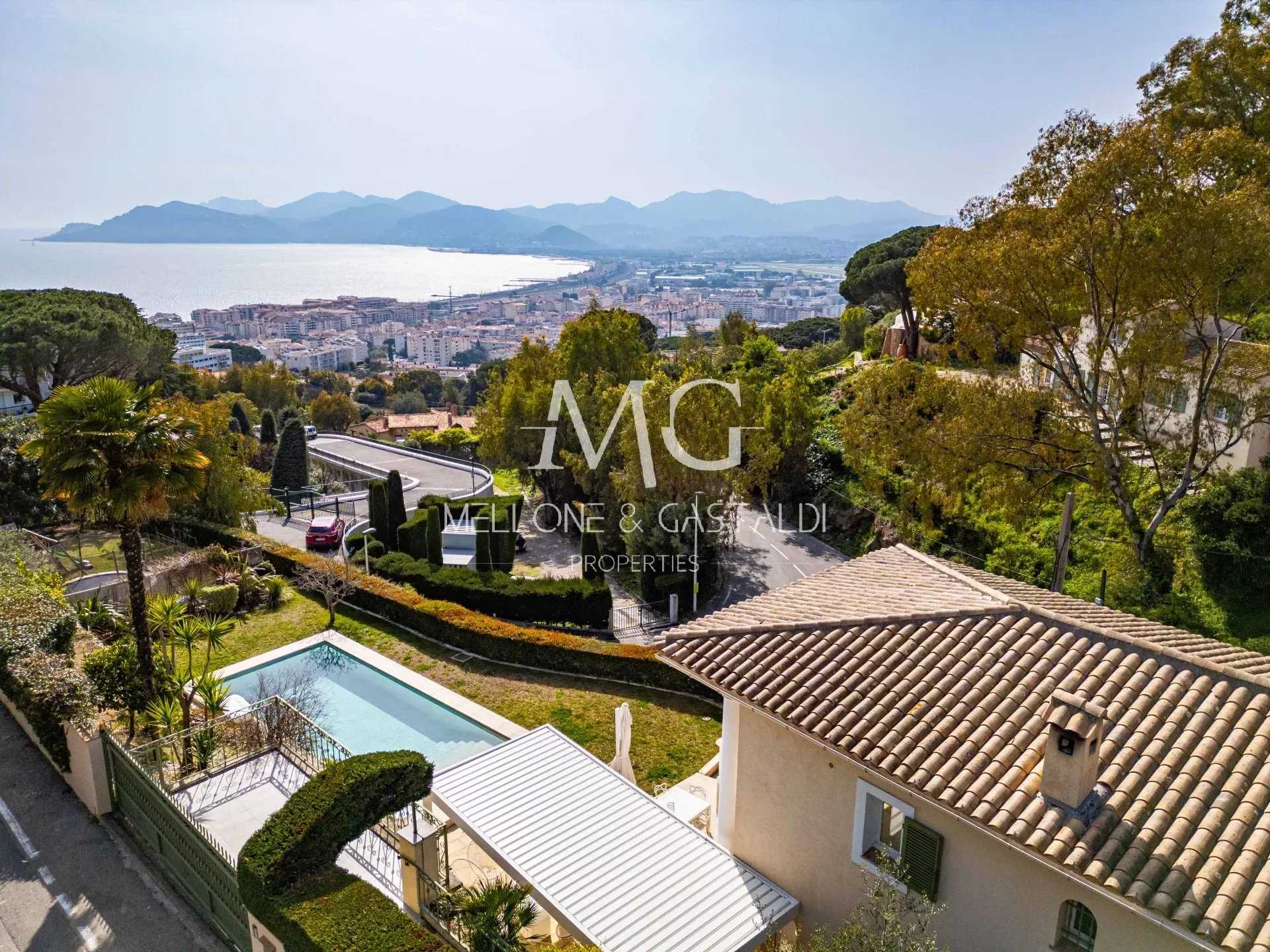 Condominium in La Bocca, Provence-Alpes-Cote d'Azur 12667586