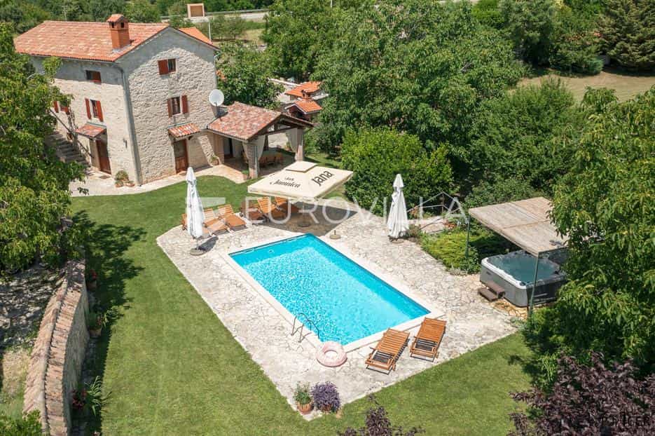 жилой дом в Tinjan, Istarska Zupanija 12667834