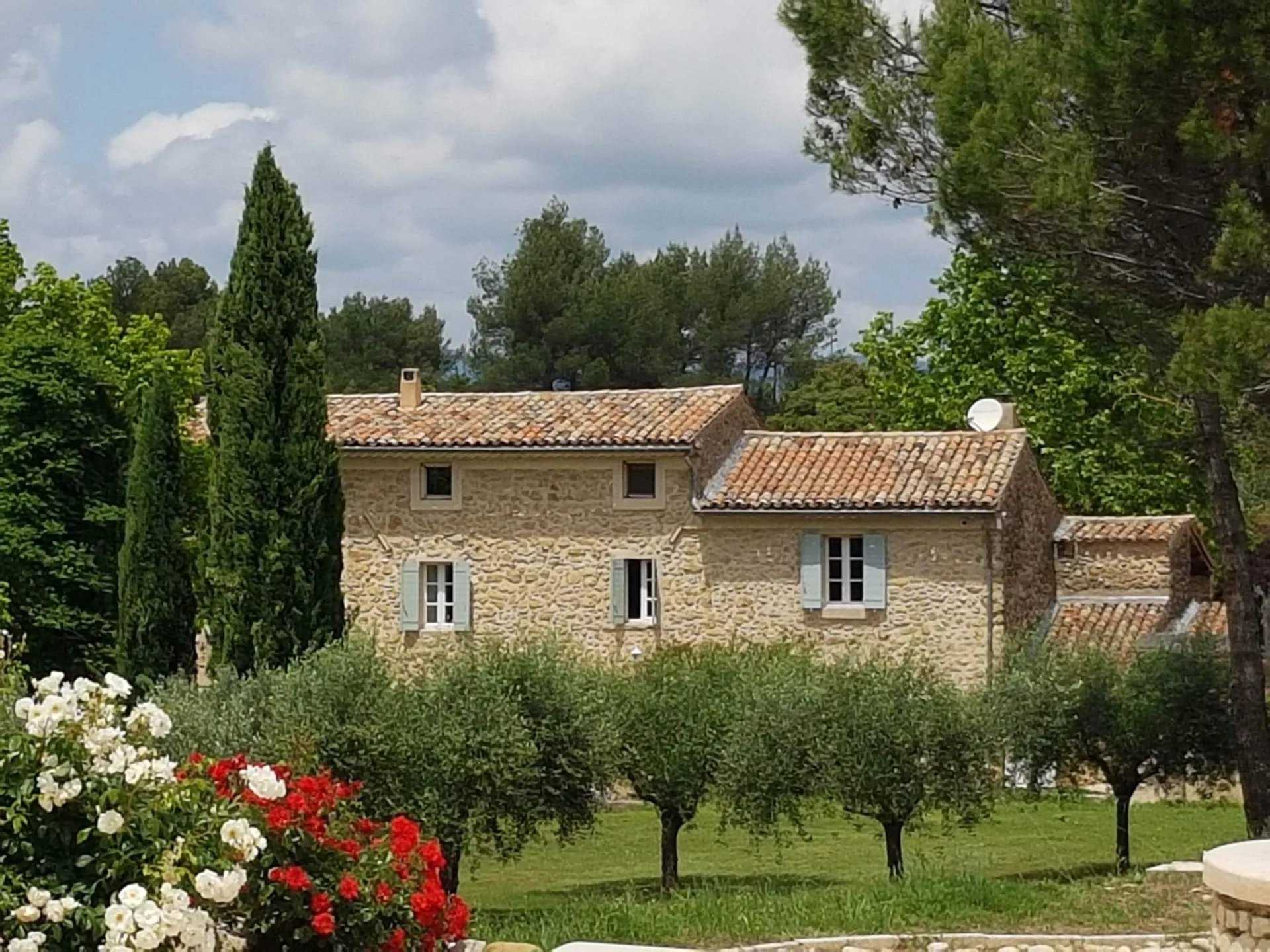 жилой дом в La Tour-d'Aigues, Provence-Alpes-Cote d'Azur 12668510