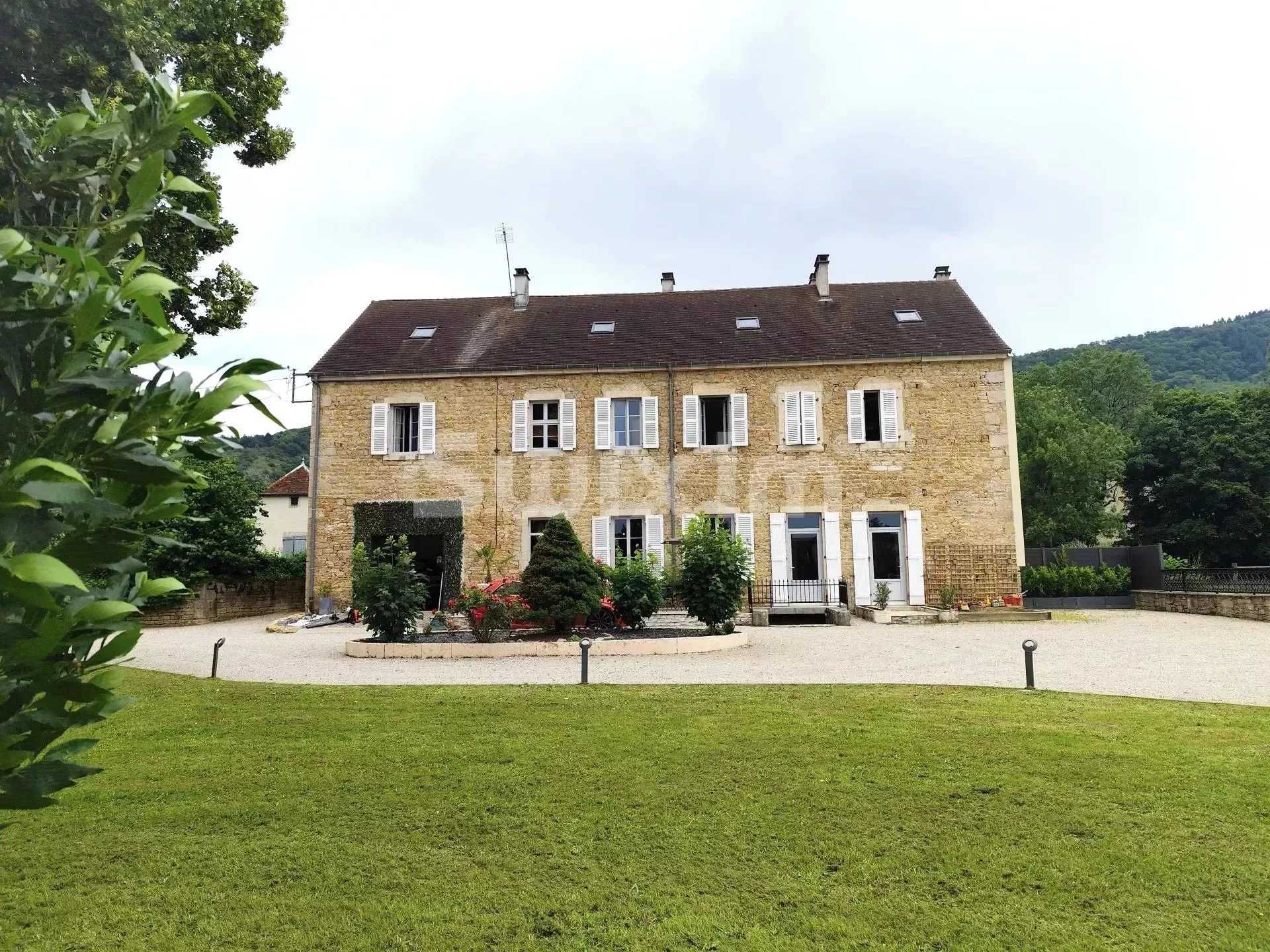 Casa nel Lons-le-Saunier, Bourgogne-Franche-Comte 12671641