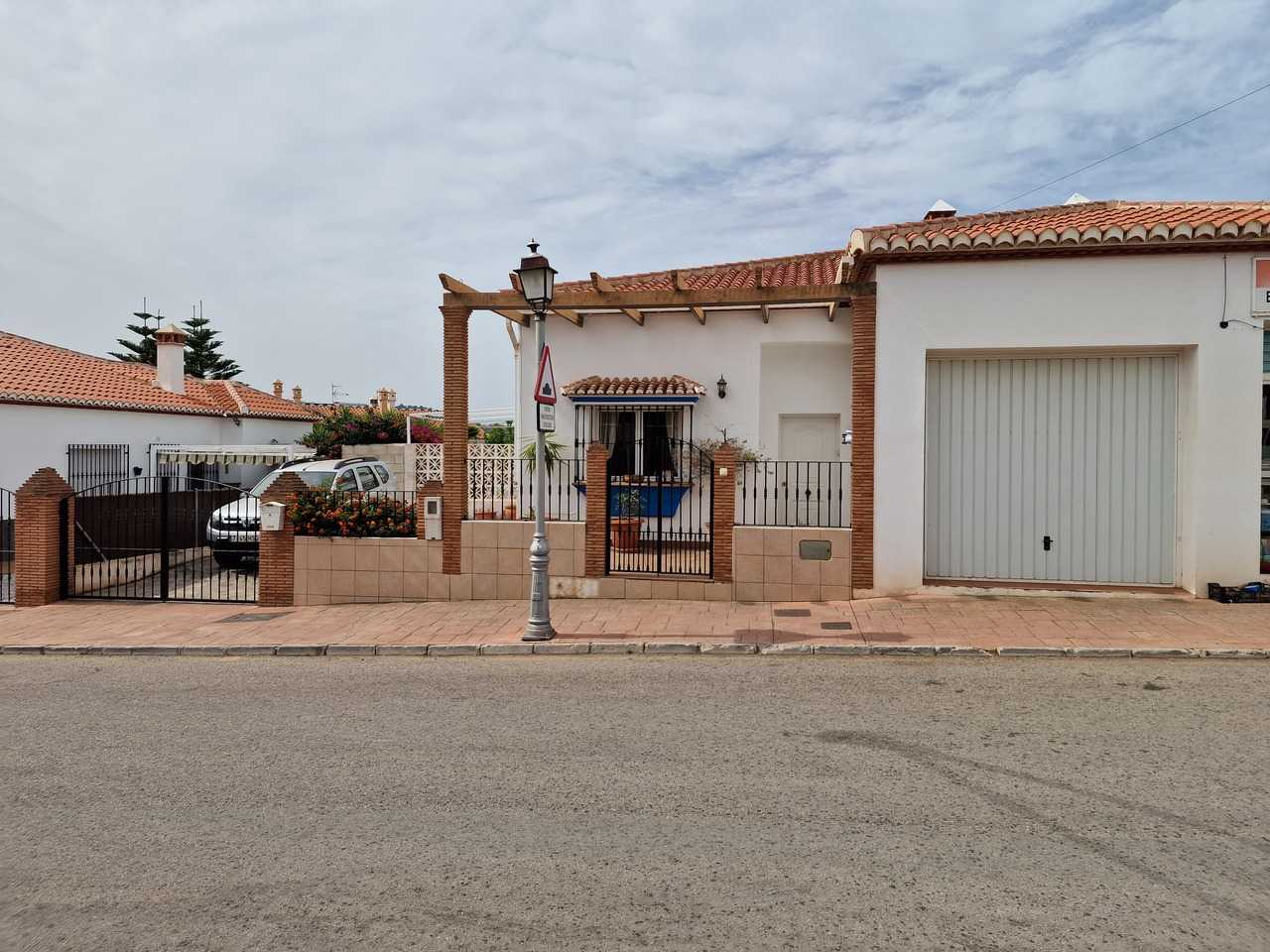 房子 在 Alcaucin, Andalusia 12672371