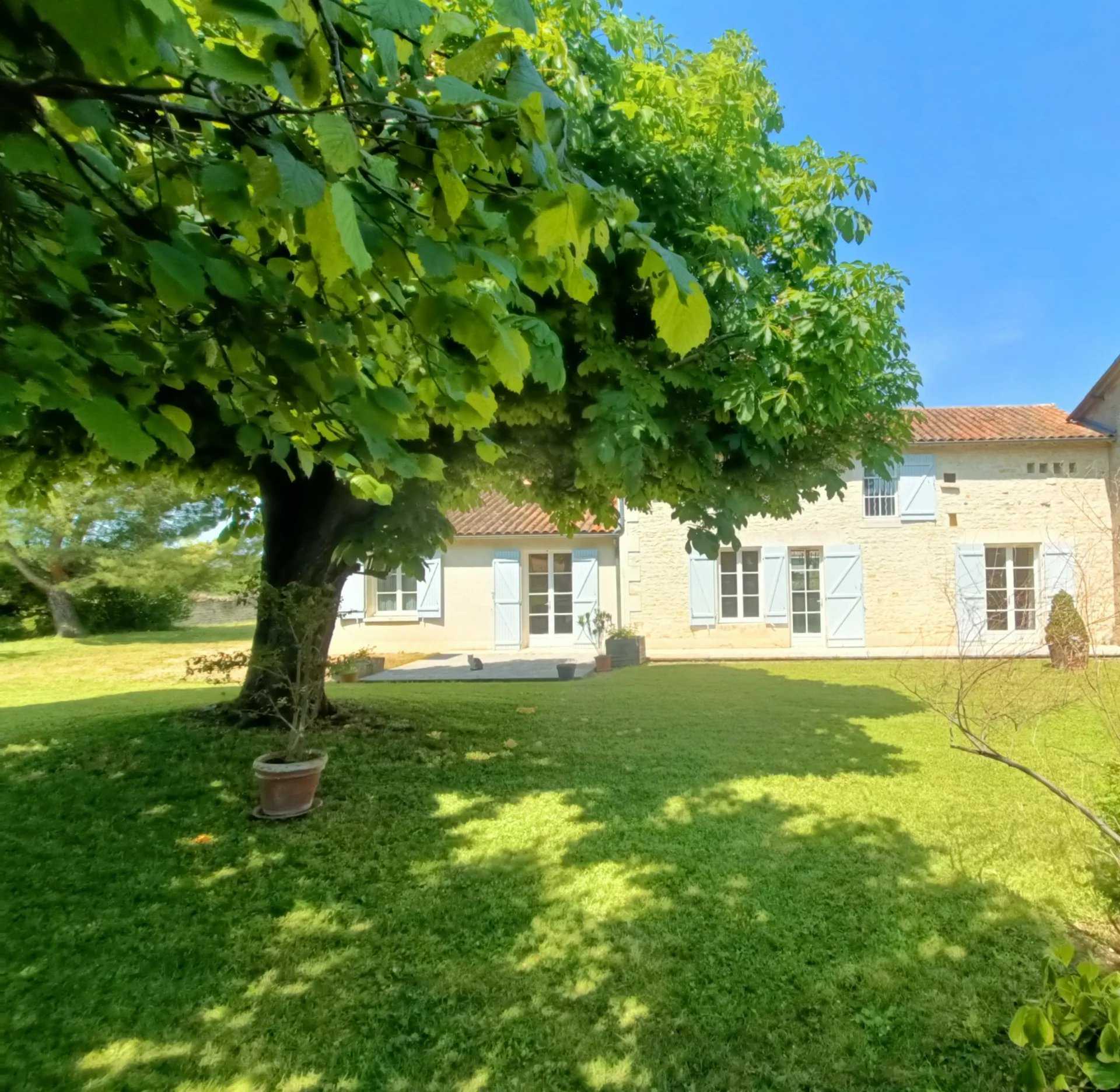 بيت في Champigny-le-Sec, Nouvelle-Aquitaine 12673065