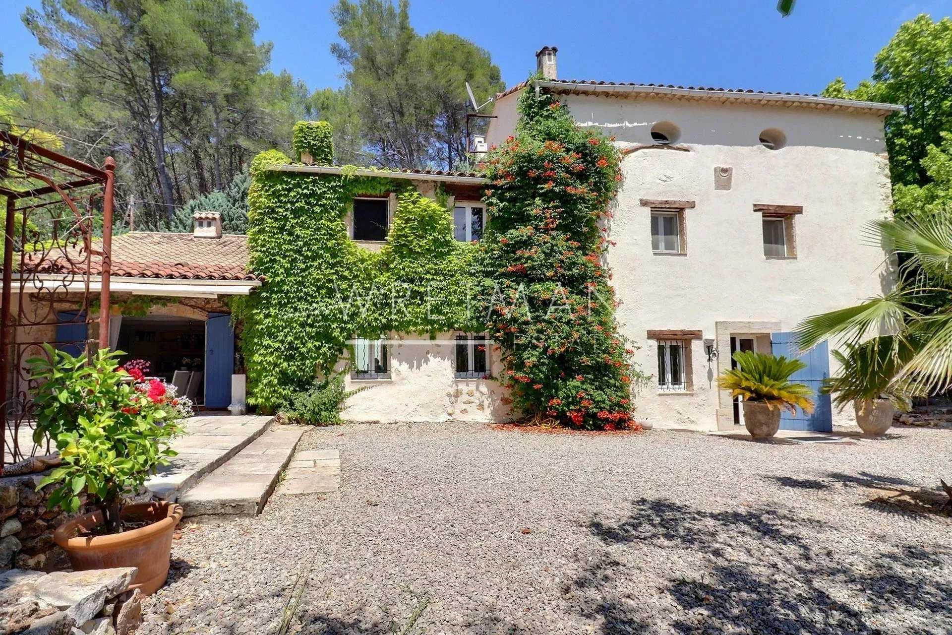 Talo sisään Draguignan, Provence-Alpes-Cote d'Azur 12675196