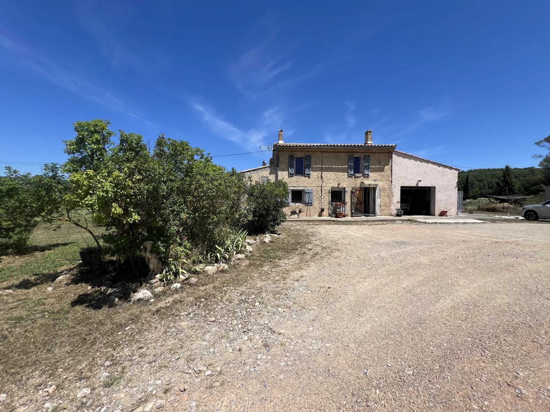 Talo sisään Villecroze, Provence-Alpes-Cote d'Azur 12675263