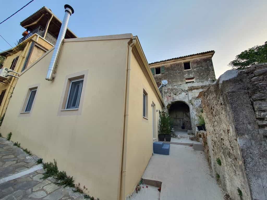 loger dans Agios Mattheos,  12683814