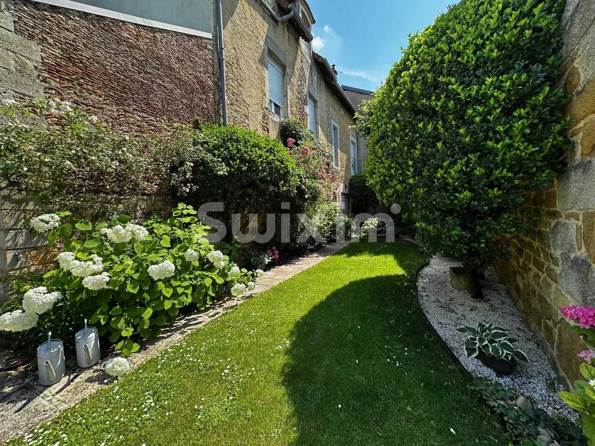 σπίτι σε Lons-le-Saunier, Bourgogne-Franche-Comte 12686625