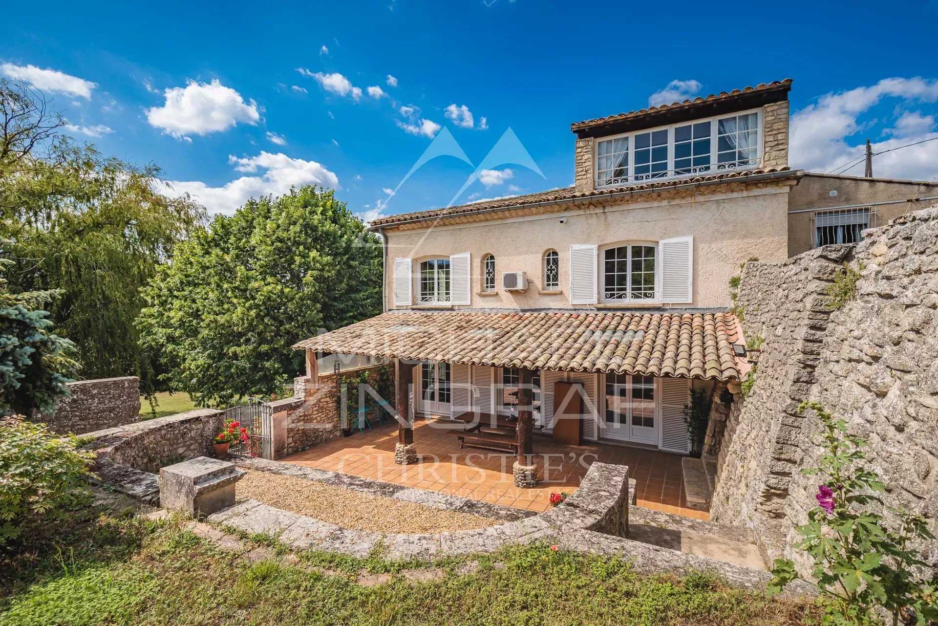 Talo sisään Apt, Provence-Alpes-Cote d'Azur 12693677