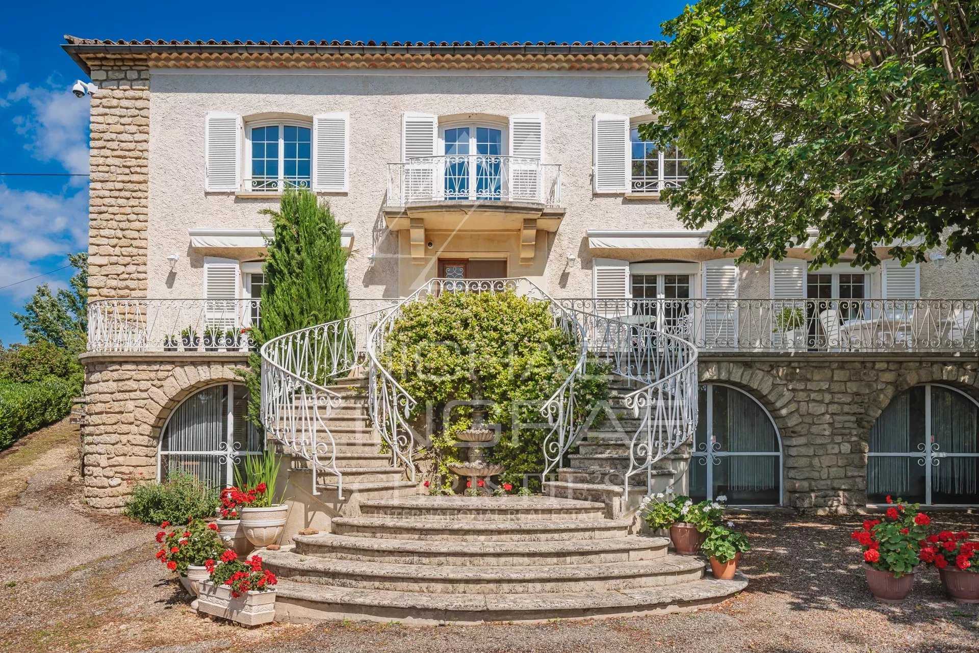 жилой дом в Apt, Provence-Alpes-Cote d'Azur 12693677