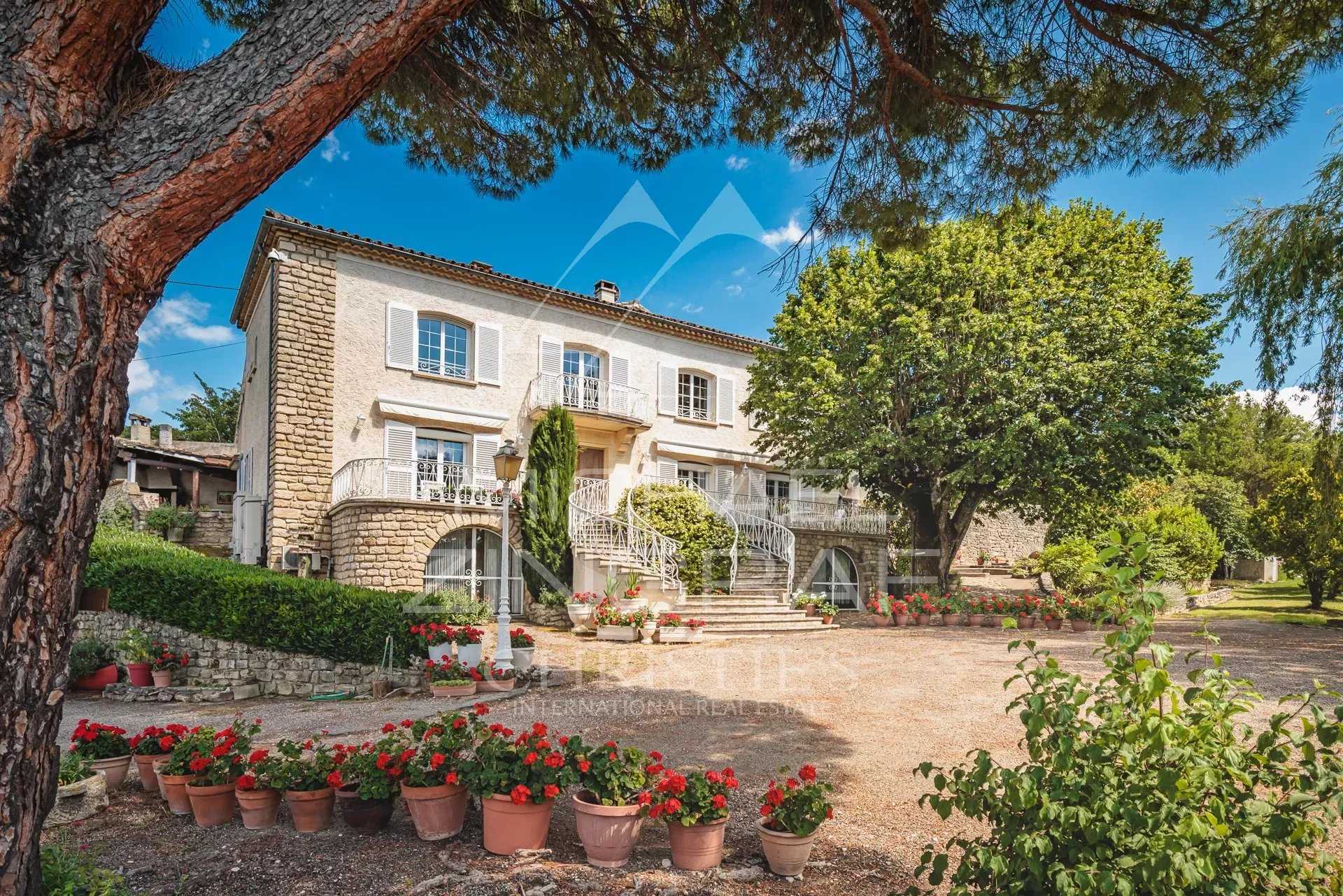 жилой дом в Apt, Provence-Alpes-Cote d'Azur 12693677