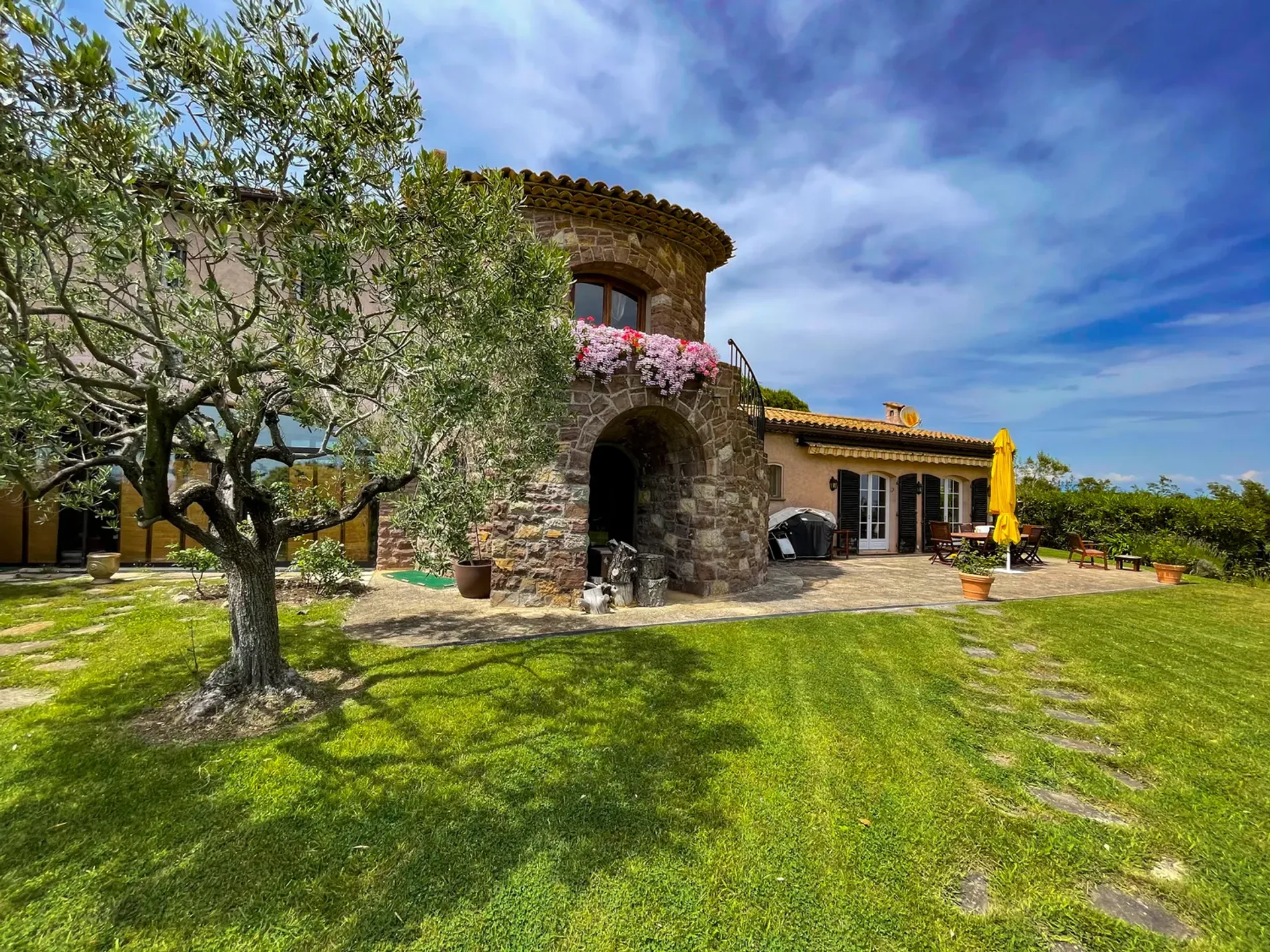 Hus i Mandelieu-la-Napoule, Provence-Alpes-Côte d'Azur 10003934