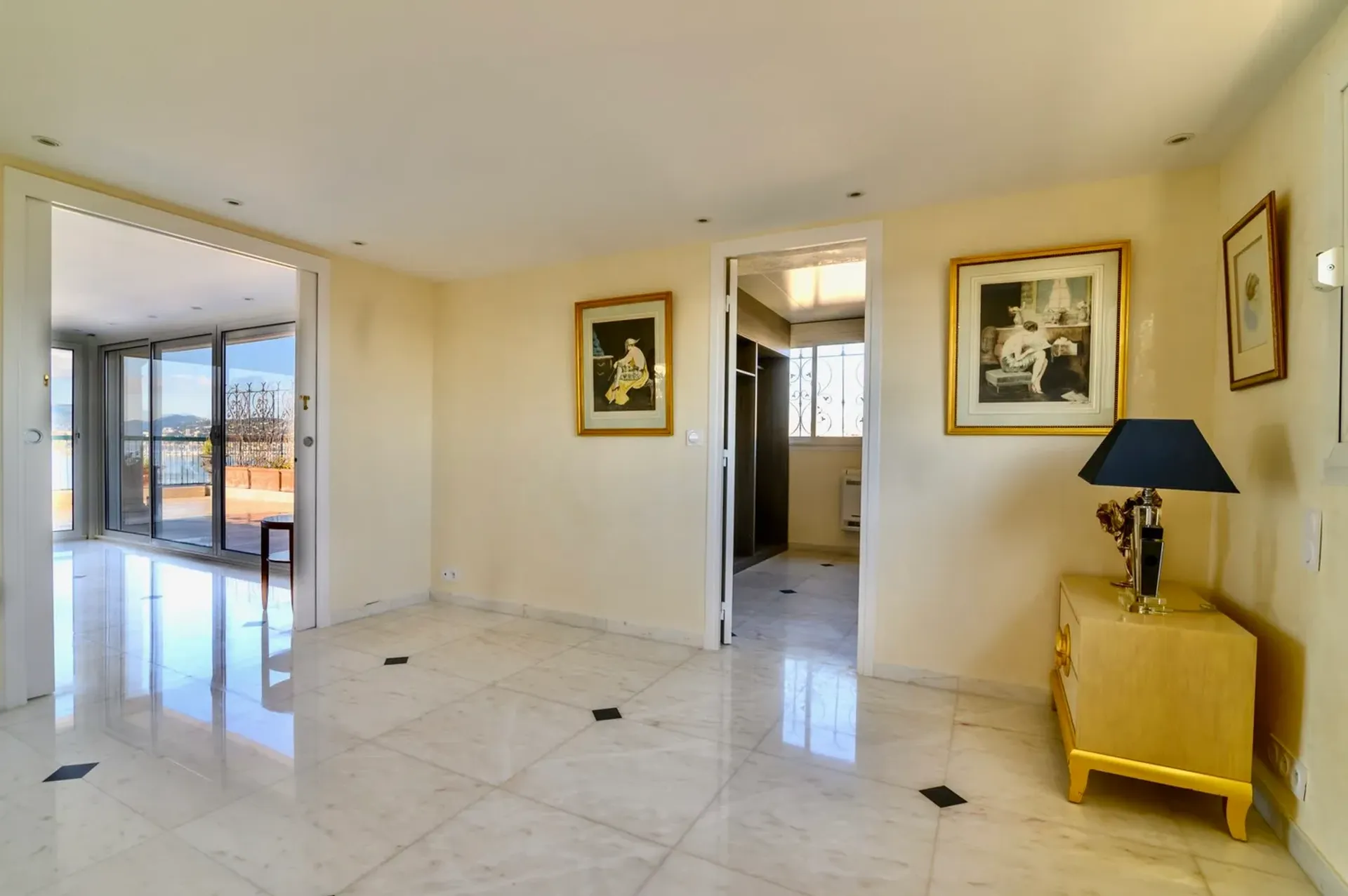 Condominium in Cannes, 8 Rue Jean de Riouffe 10003971