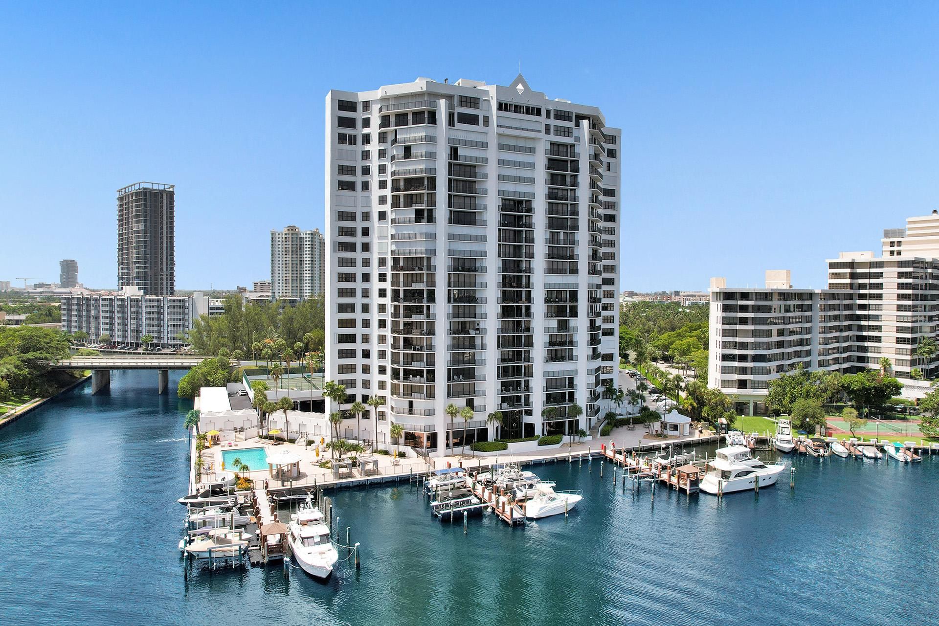 Condominium in Hallandale Beach, 300 Three Islands Boulevard 10004161