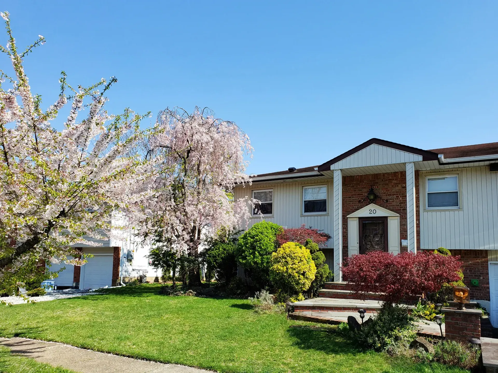 House in Oyster Bay, 20 Russell Park Road 10004195