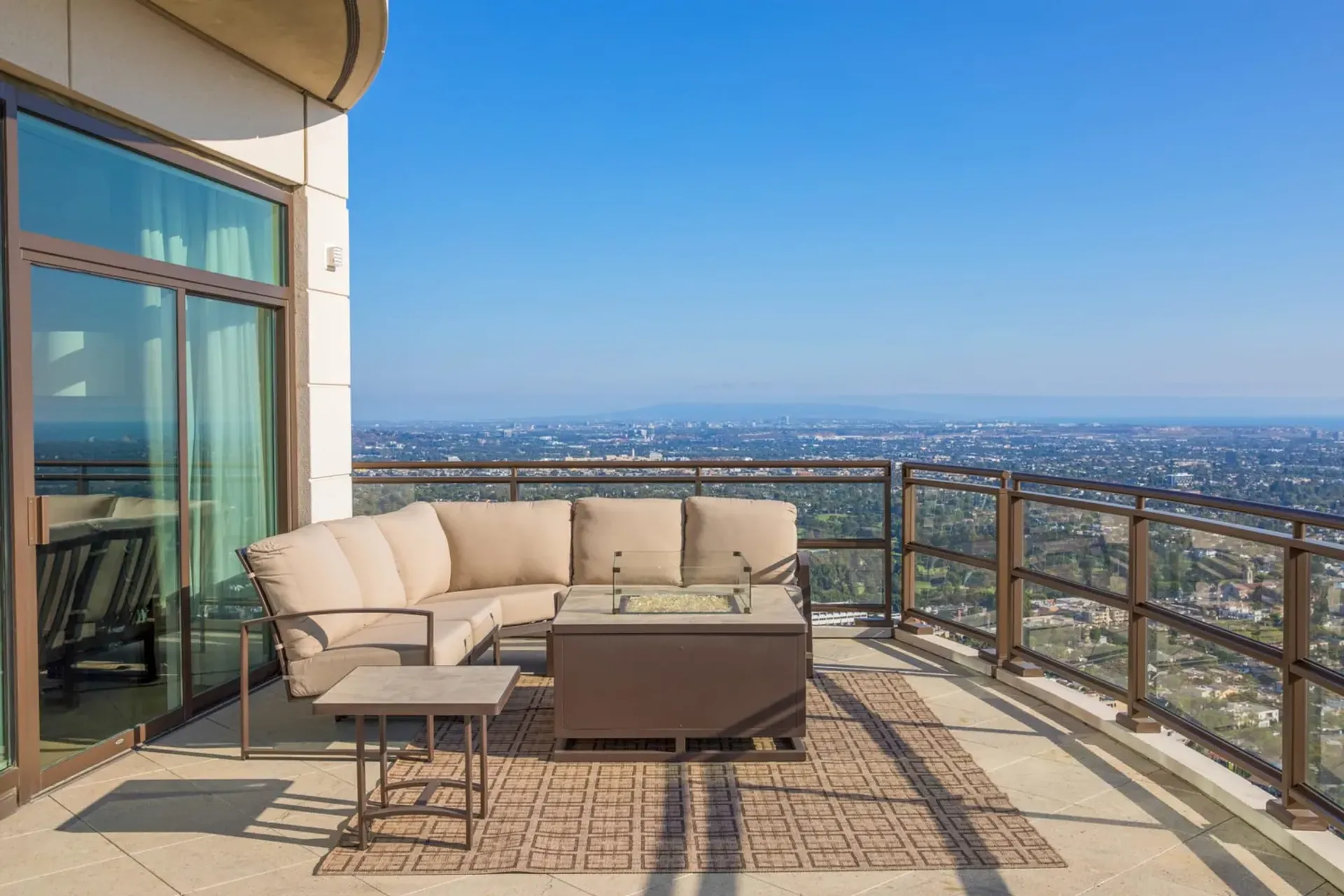 Condominium in Los Angeles, 1 West Century Drive 10004846