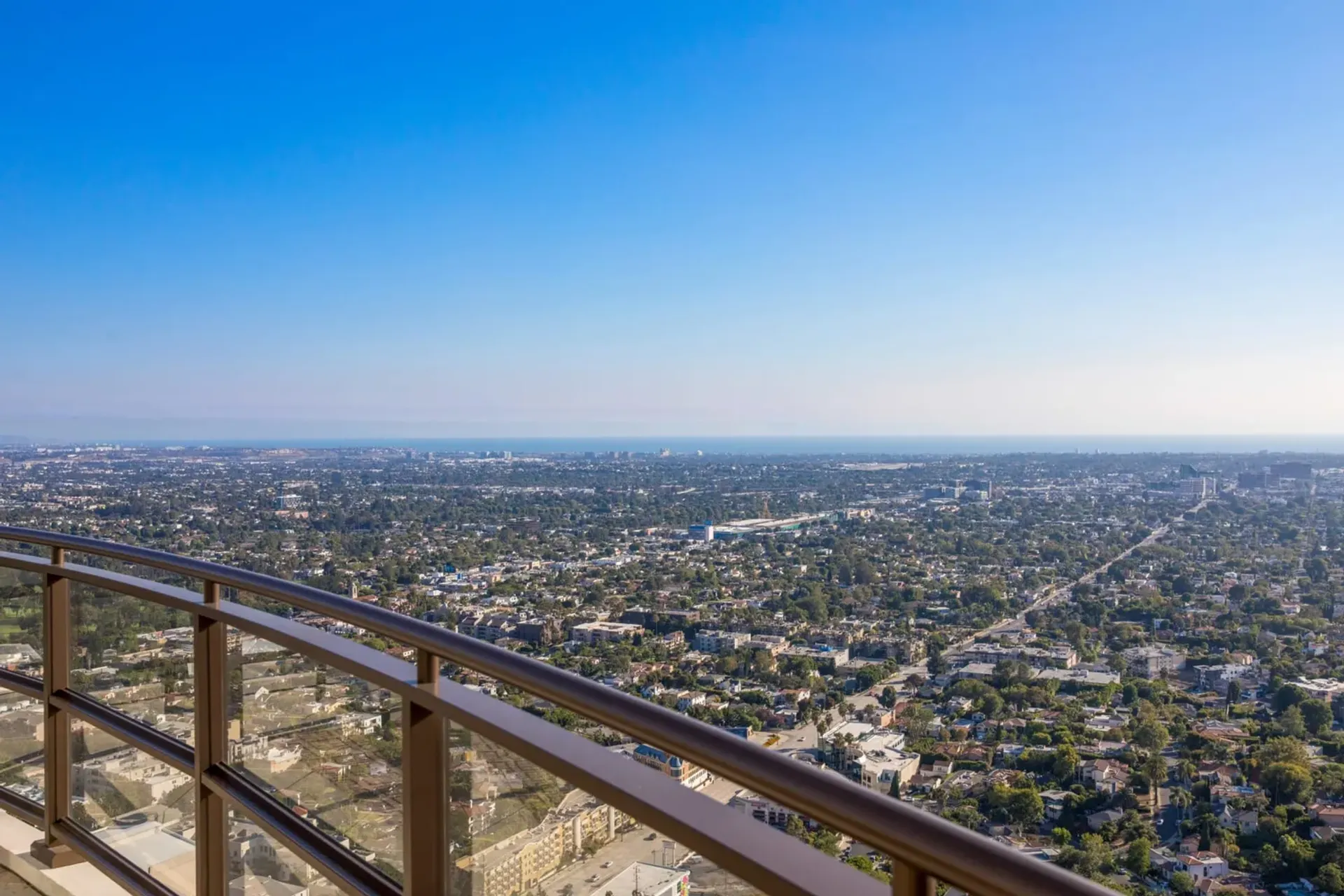 Condominium in Los Angeles, 1 West Century Drive 10004846