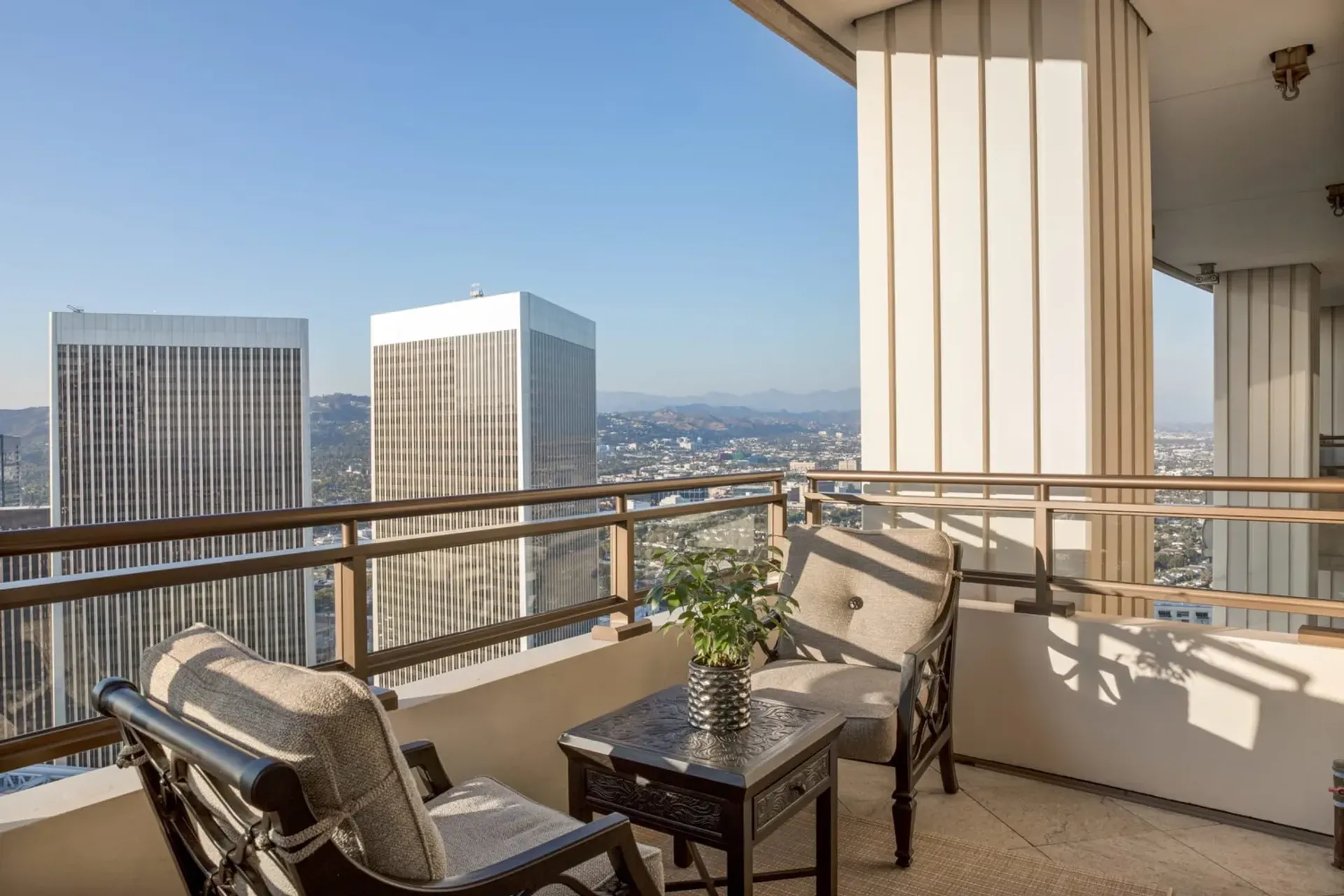 Condominium in Los Angeles, 1 West Century Drive 10004846