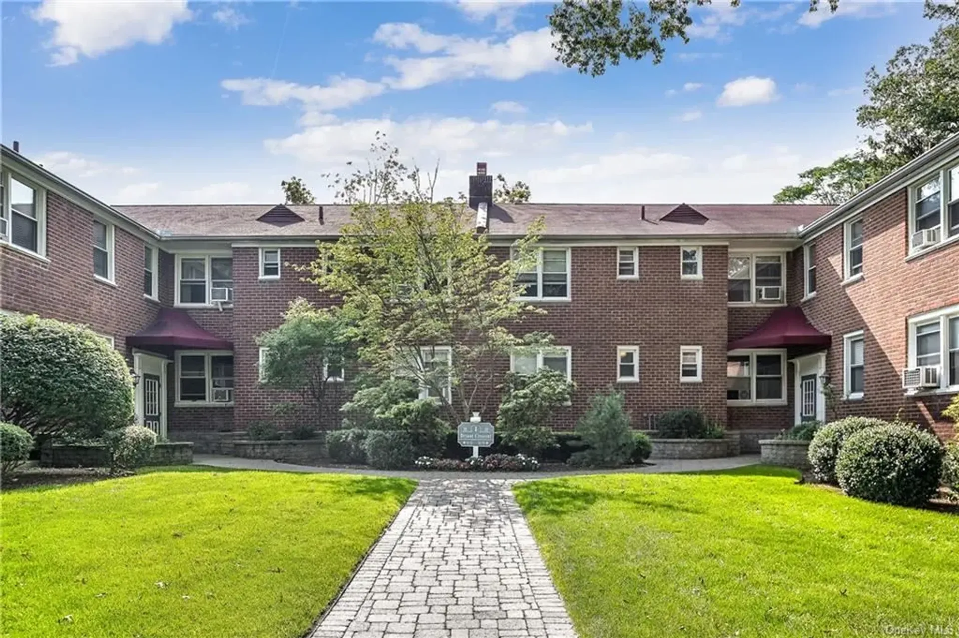 House in White Plains, 1 Bryant Crescent 10005587