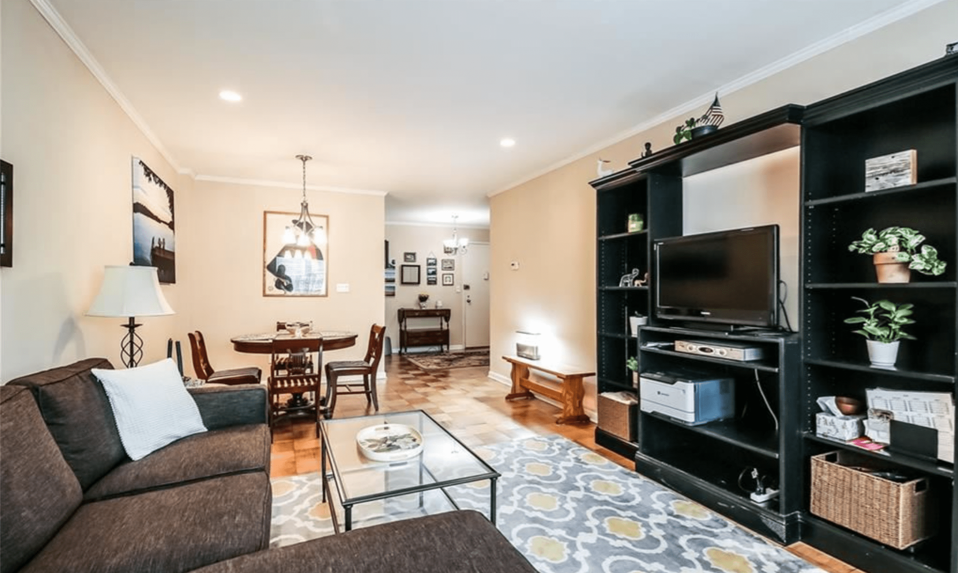 Condominium in White Plains, 2 Old Mamaroneck Road 10005736