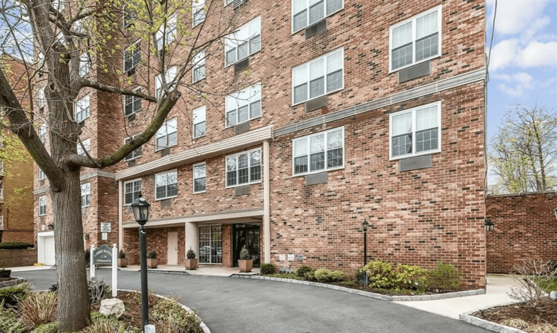 Condominium in White Plains, 2 Old Mamaroneck Road 10005736