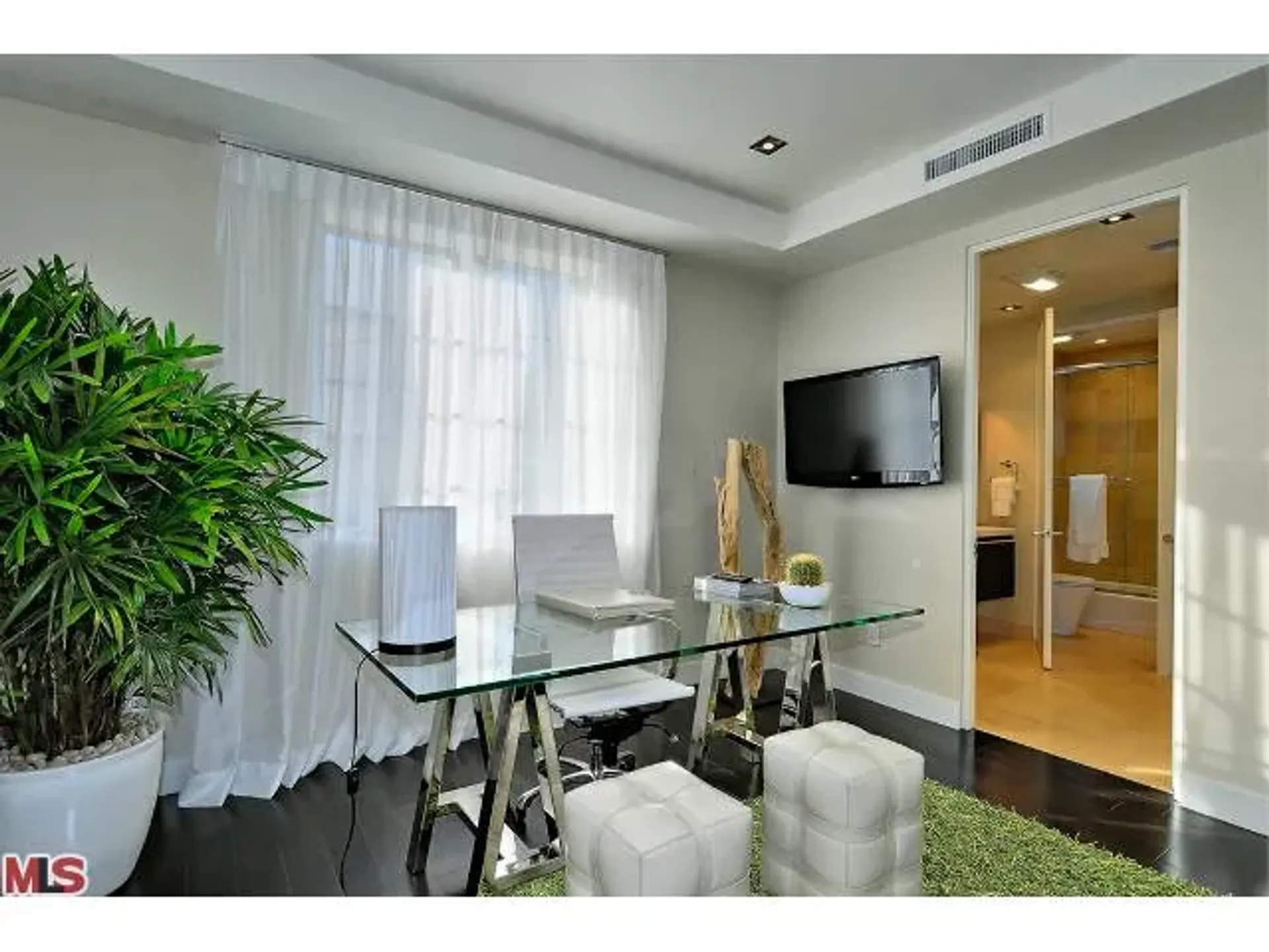 Condominium in Beverly Hills, 443 North Palm Drive 10006283