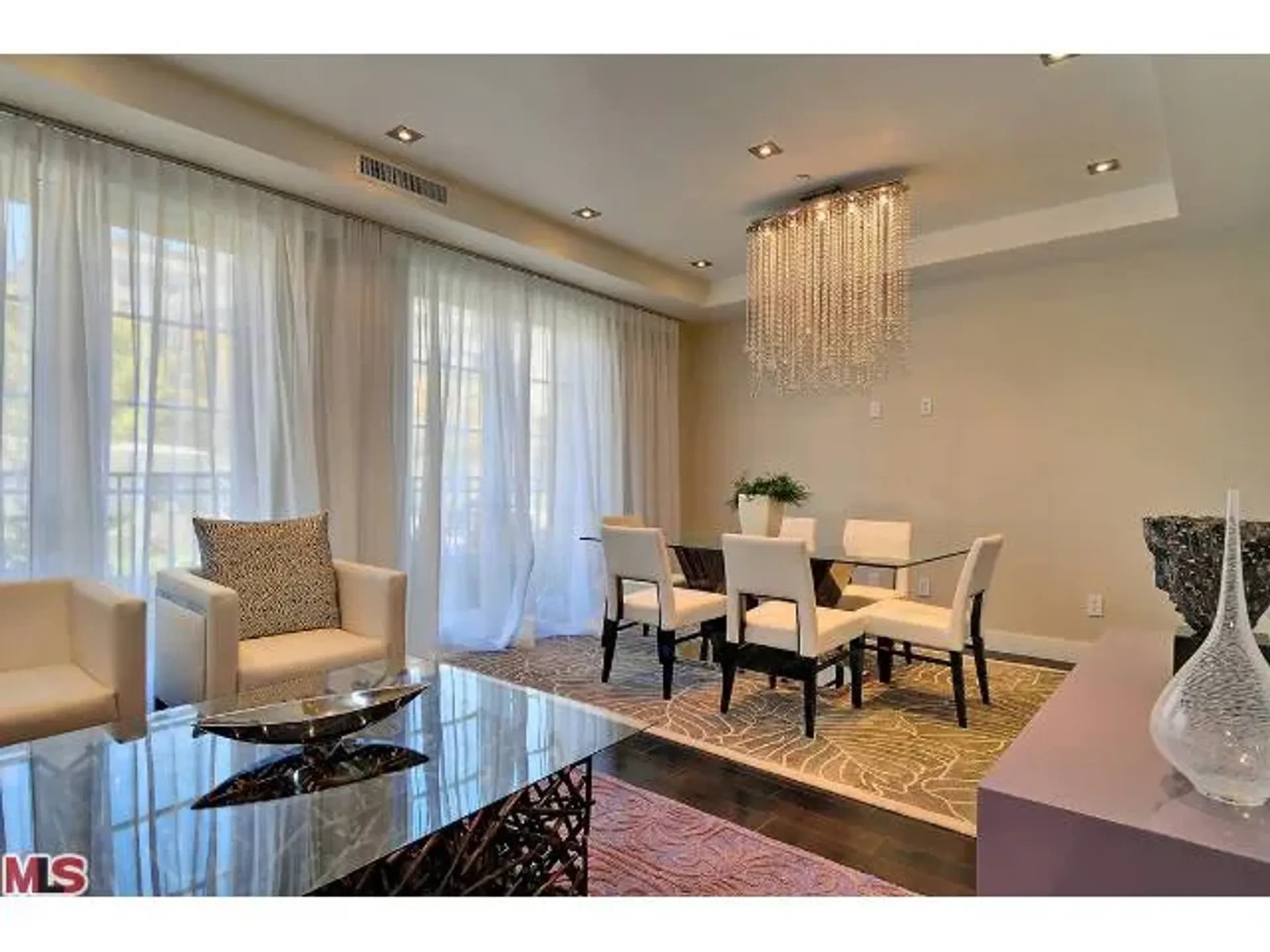 Condominium in Beverly Hills, 443 North Palm Drive 10006283