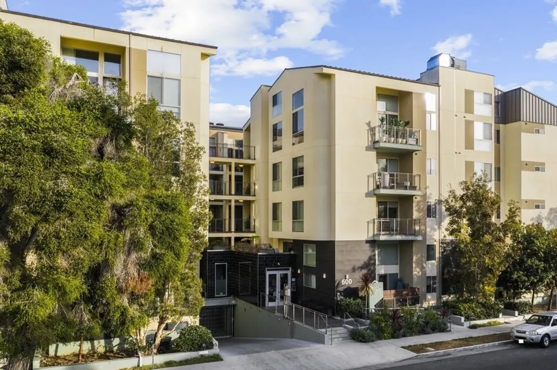 Condominium in Parklabrea, 600 South Ridgeley Drive 10006284