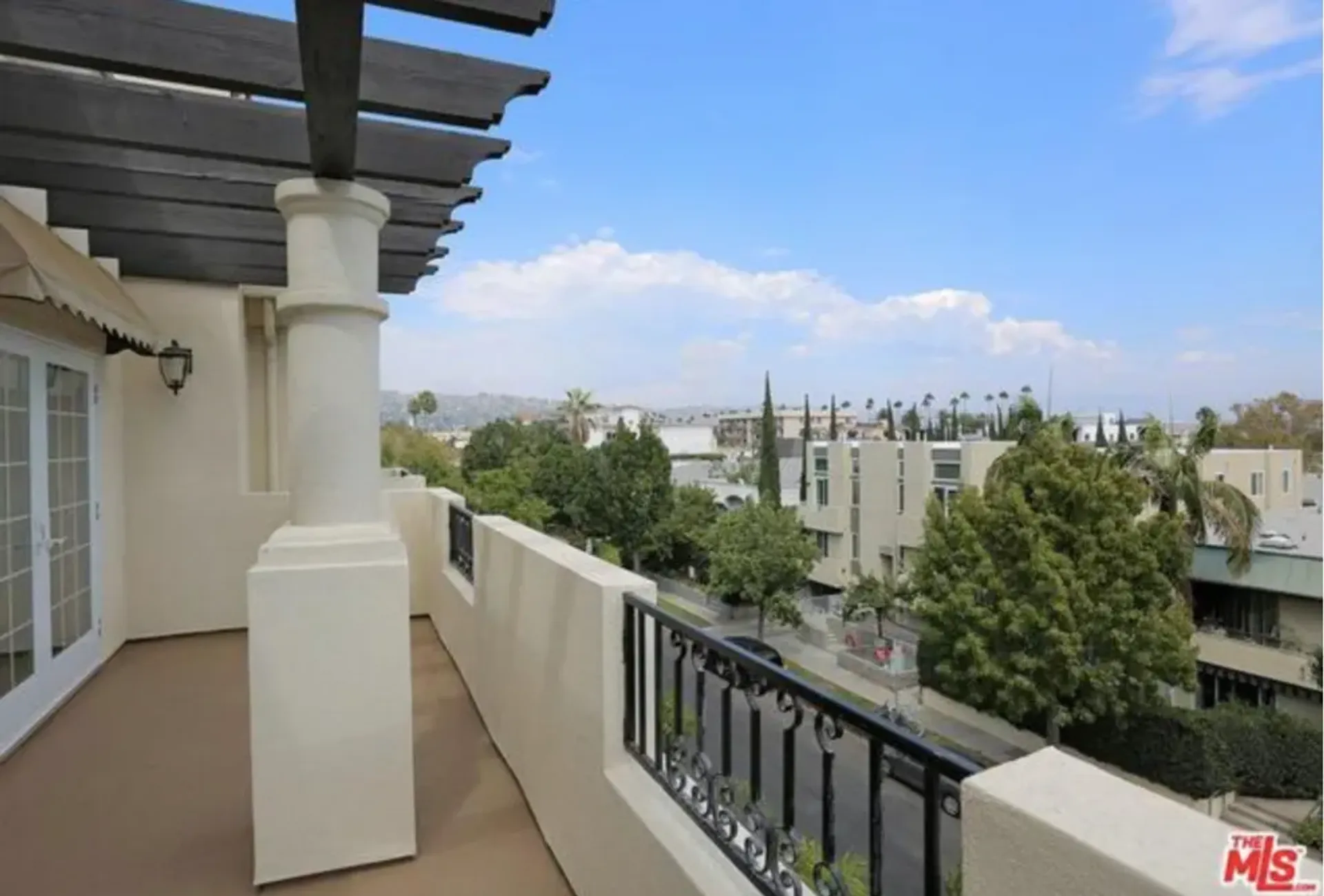 Condominium in Beverly Hills, 1135 Rexford Drive 10006303