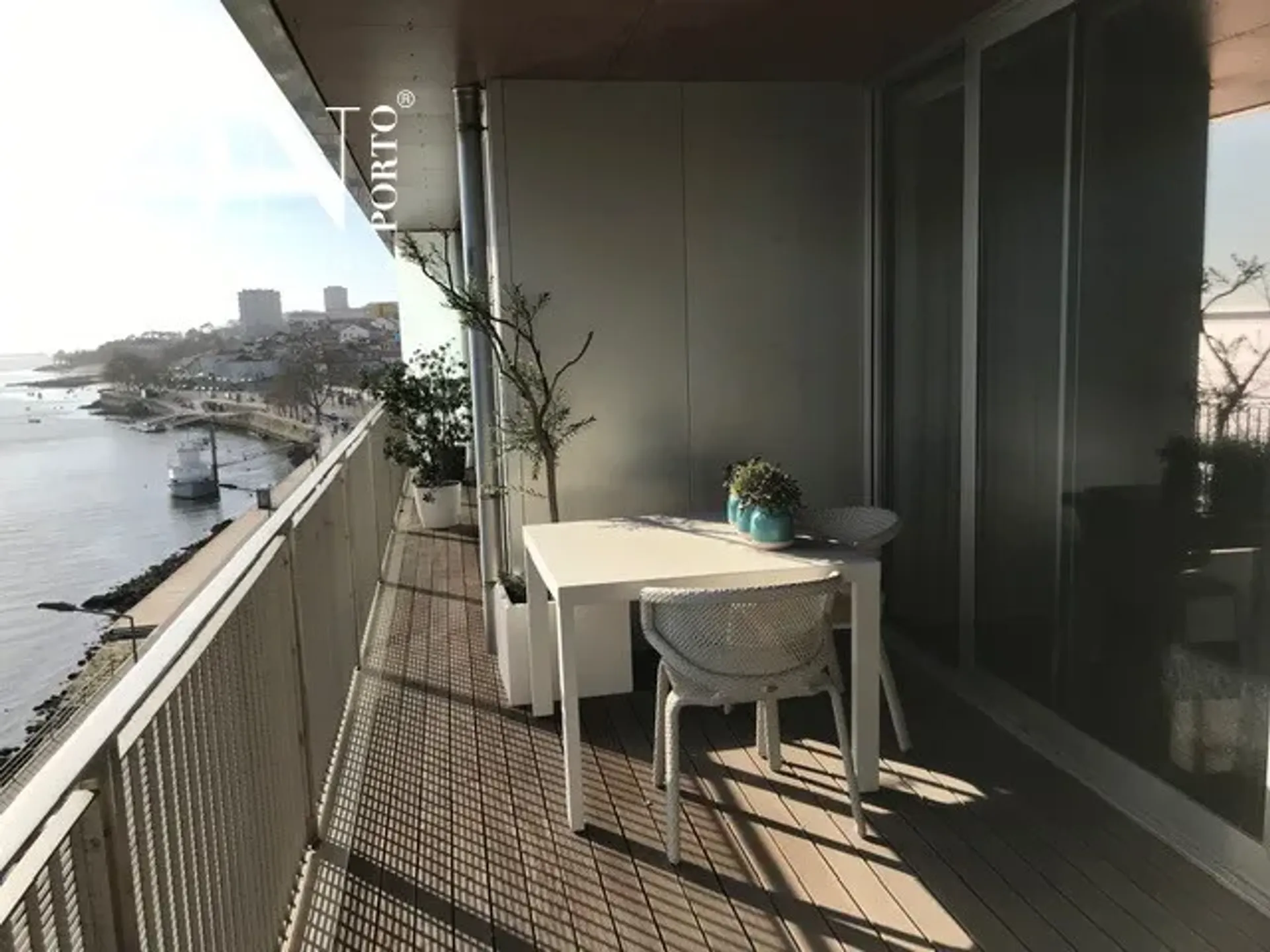 Condominium in Porto, Porto District 10013065