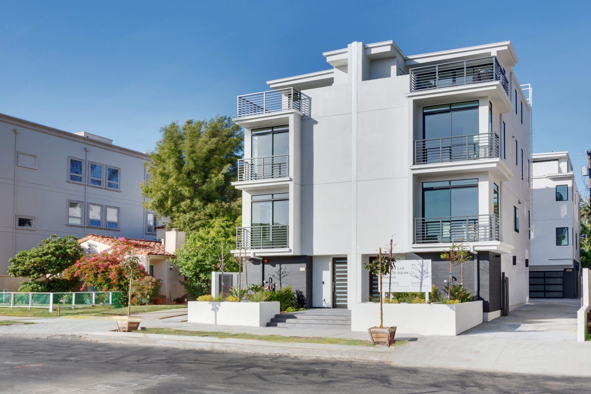 Condominium in Los Angeles, 1952 Manning Avenue 10014833