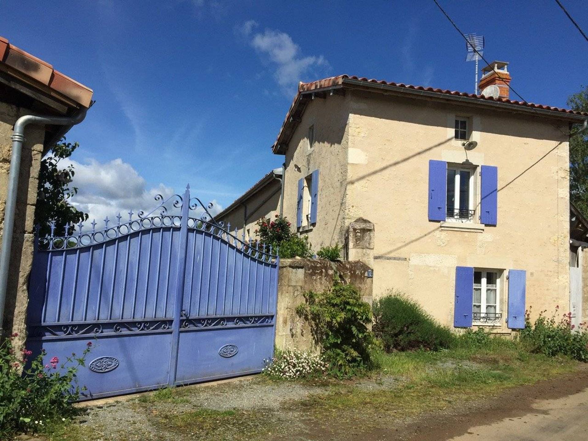 House in Champdeniers-Saint-Denis,  10015339