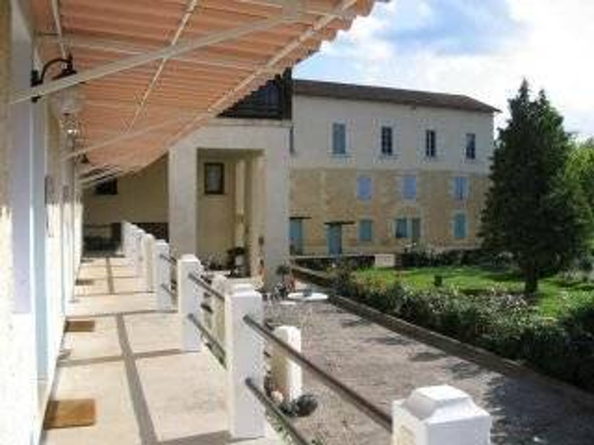 Hus i Saint-Cyprien, Occitanie 10015357