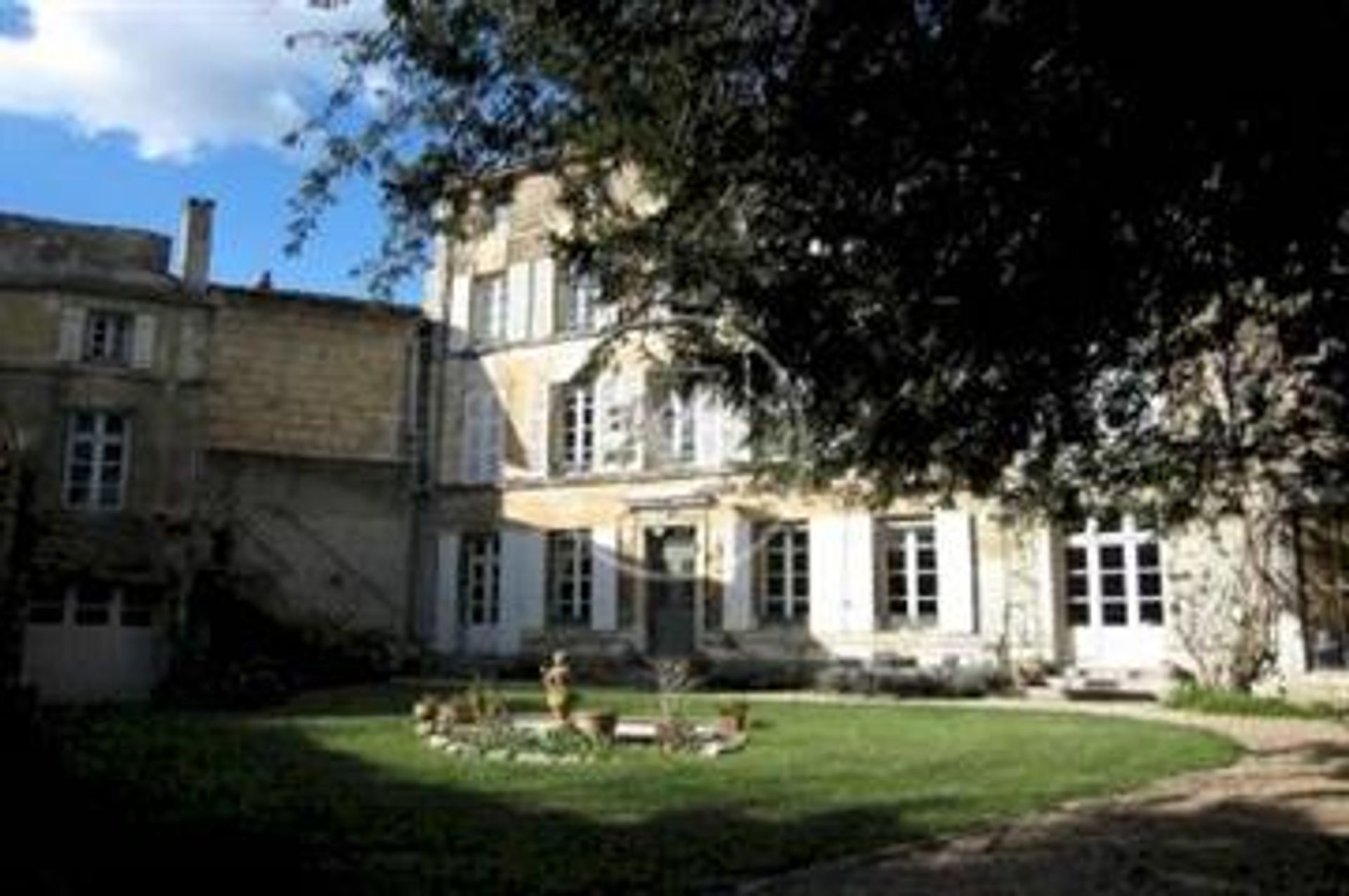 House in Niort, Nouvelle-Aquitaine 10016659