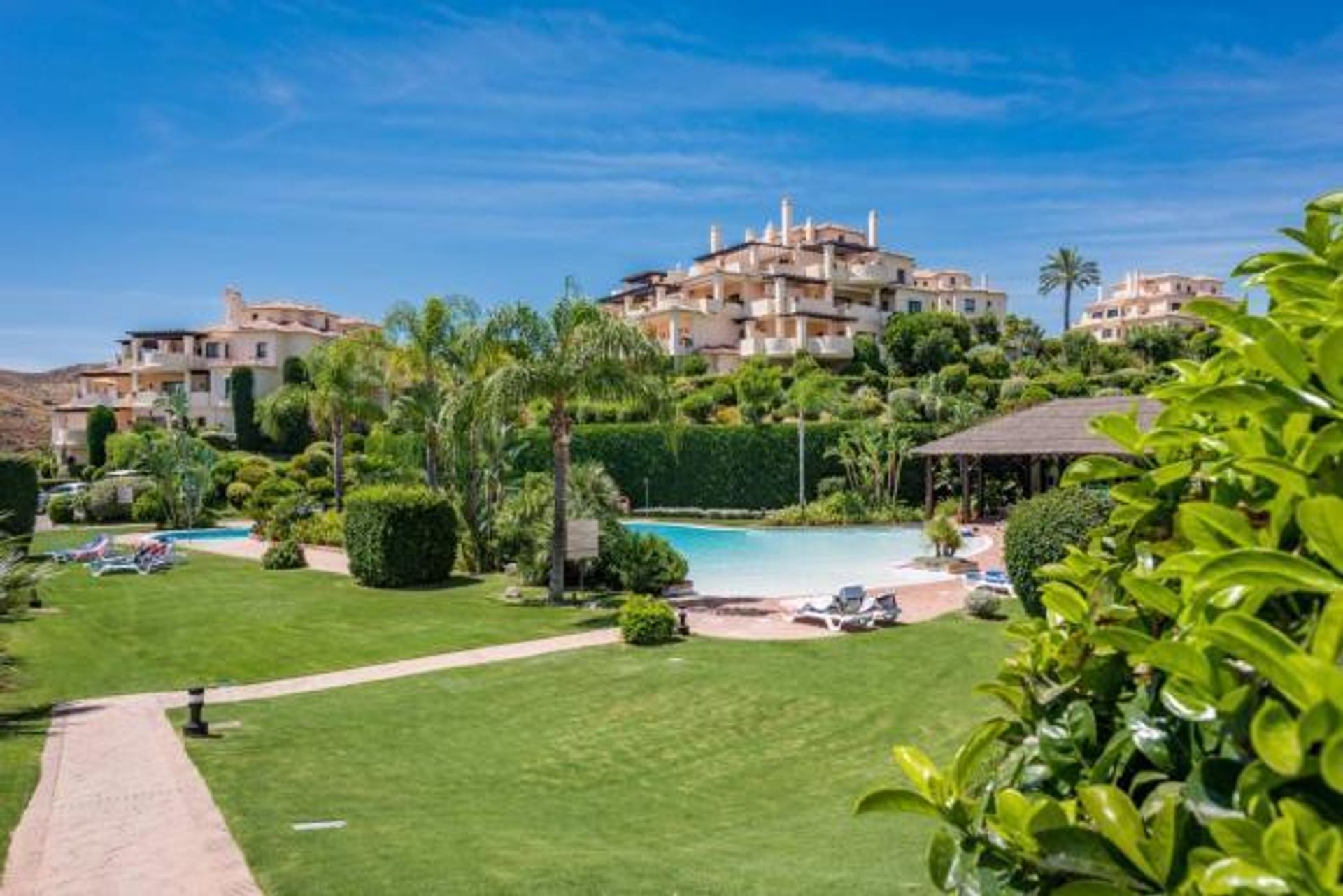 Condominium in Benahavis, Andalusia 10016771