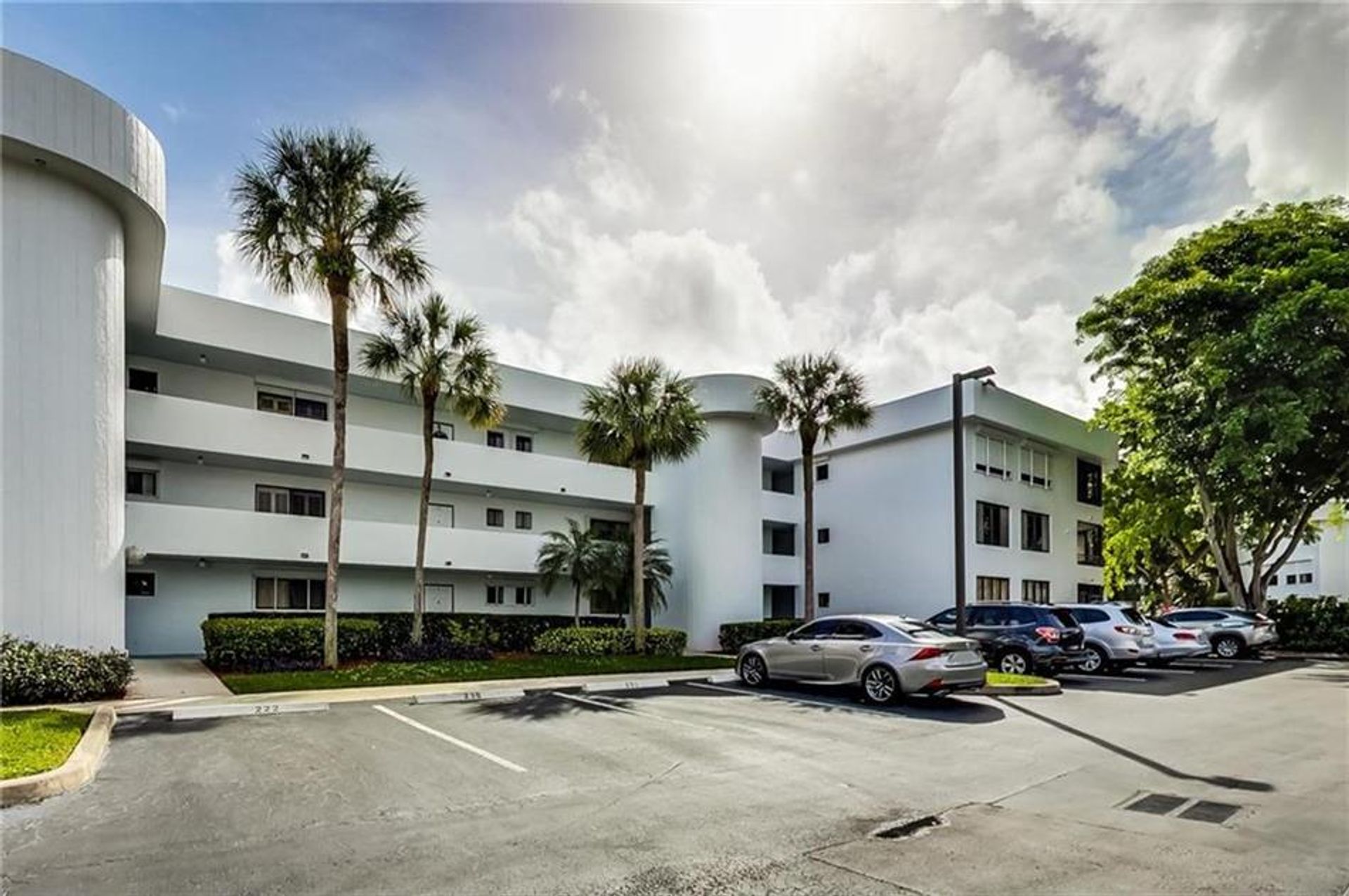 Condominium in Hollywood, Florida 10017440