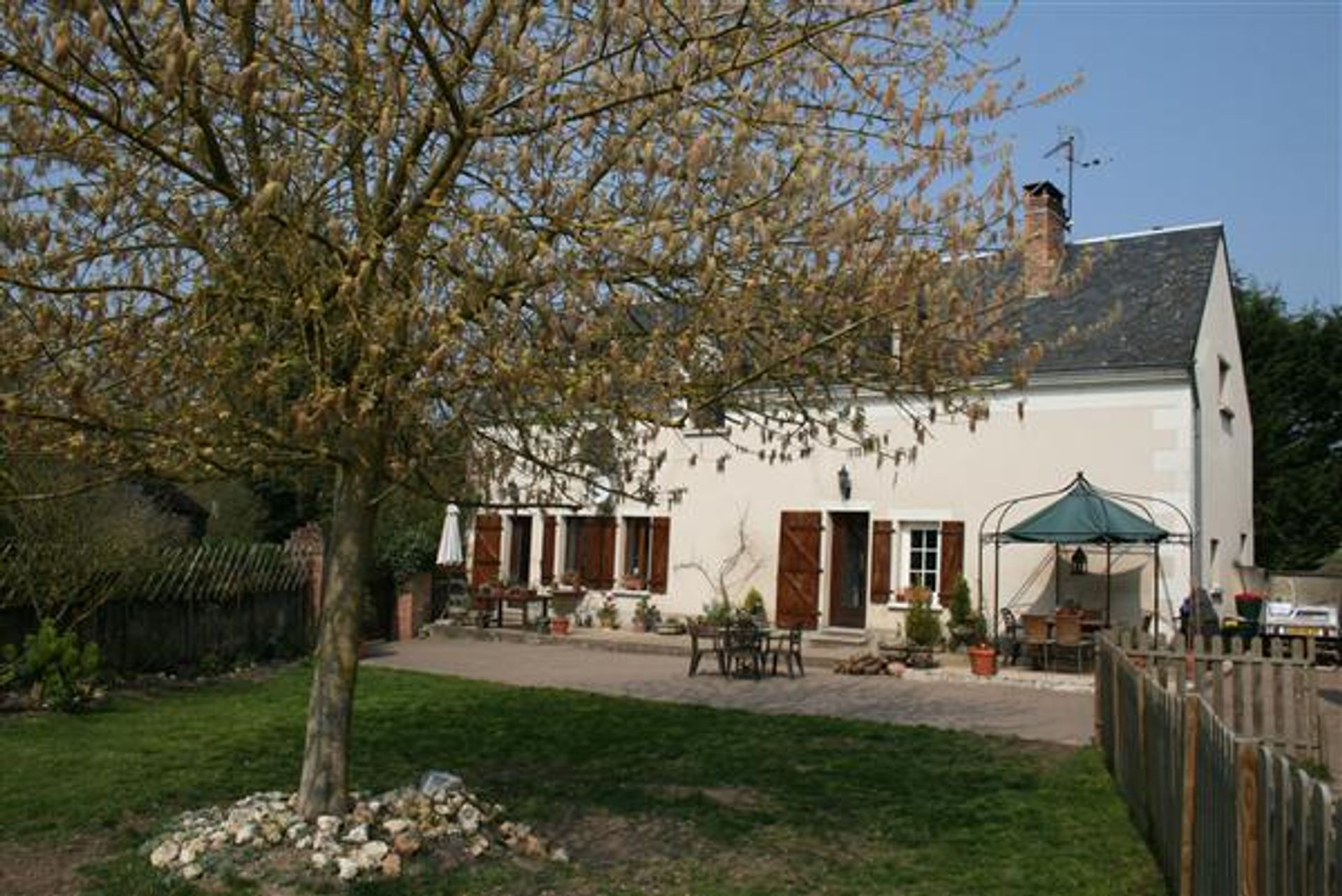 Haus im La Chartre-sur-le-Loir, Pays de la Loire 10020618