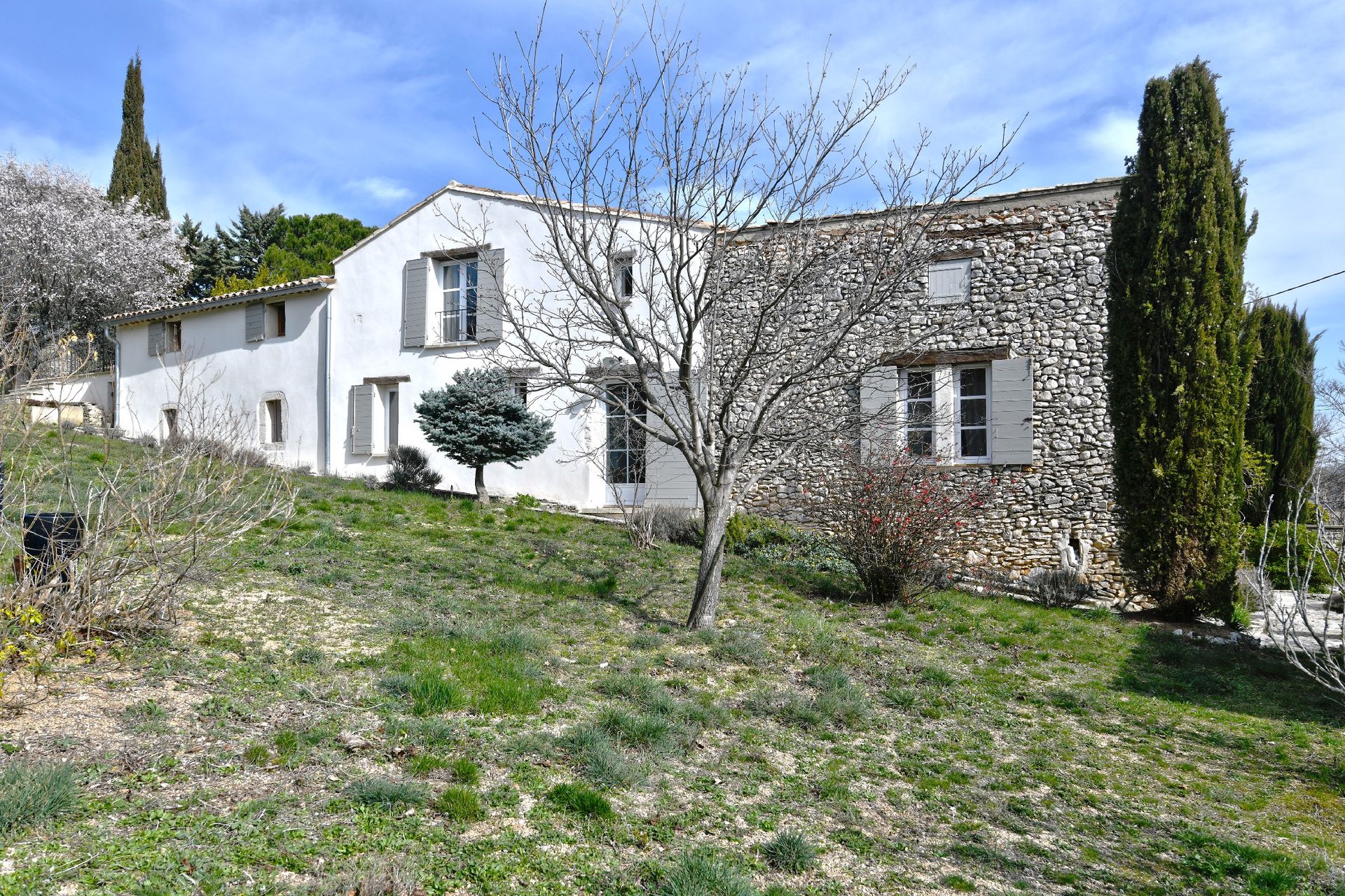 House in Saint-Saturnin-Les-Apt, Provence-Alpes-Cote d'Azur 10021169