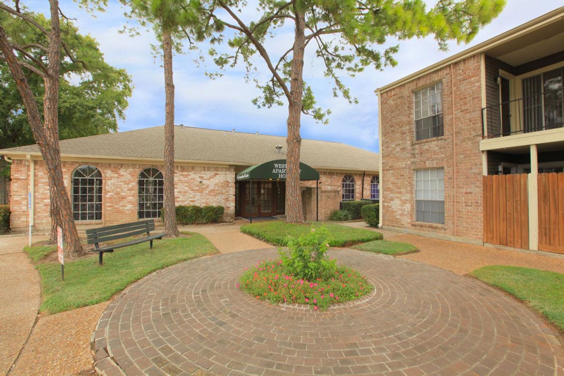 Condominium in Piney Point Village, Texas 10021852