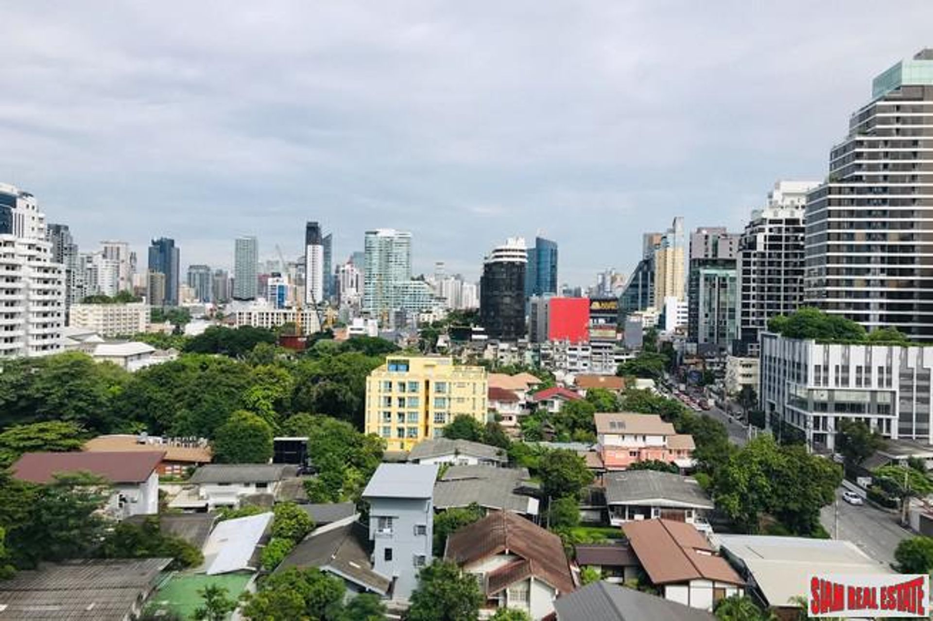 Condominium in Ekkamai, Bangkok 10025432