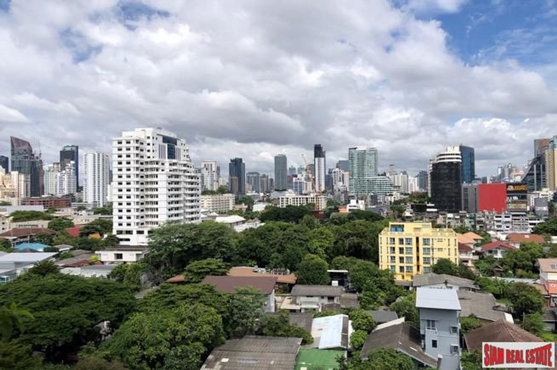 Condominium in Ekkamai, Bangkok 10025432