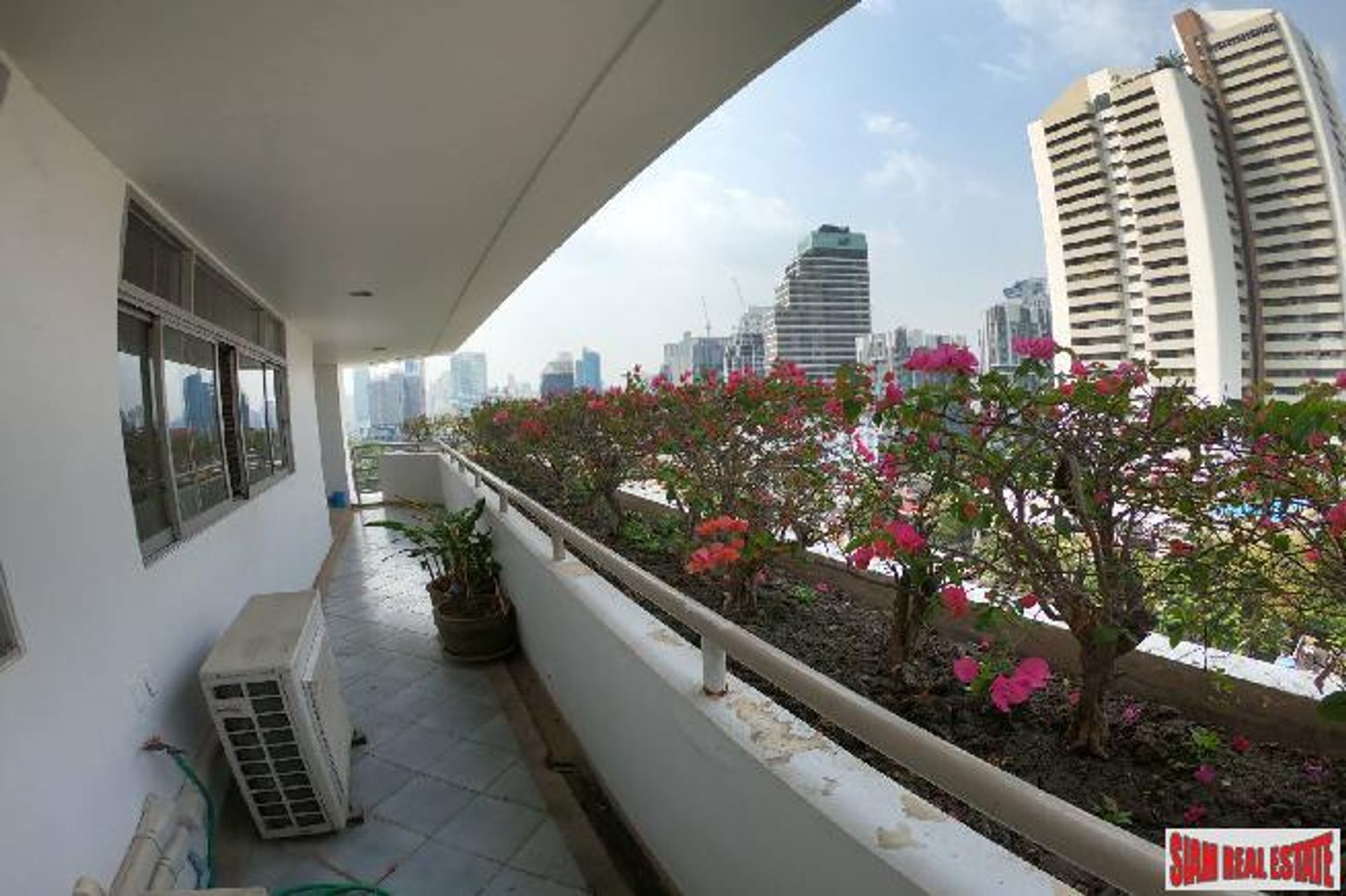 Condominium in Ekkamai, Bangkok 10025432