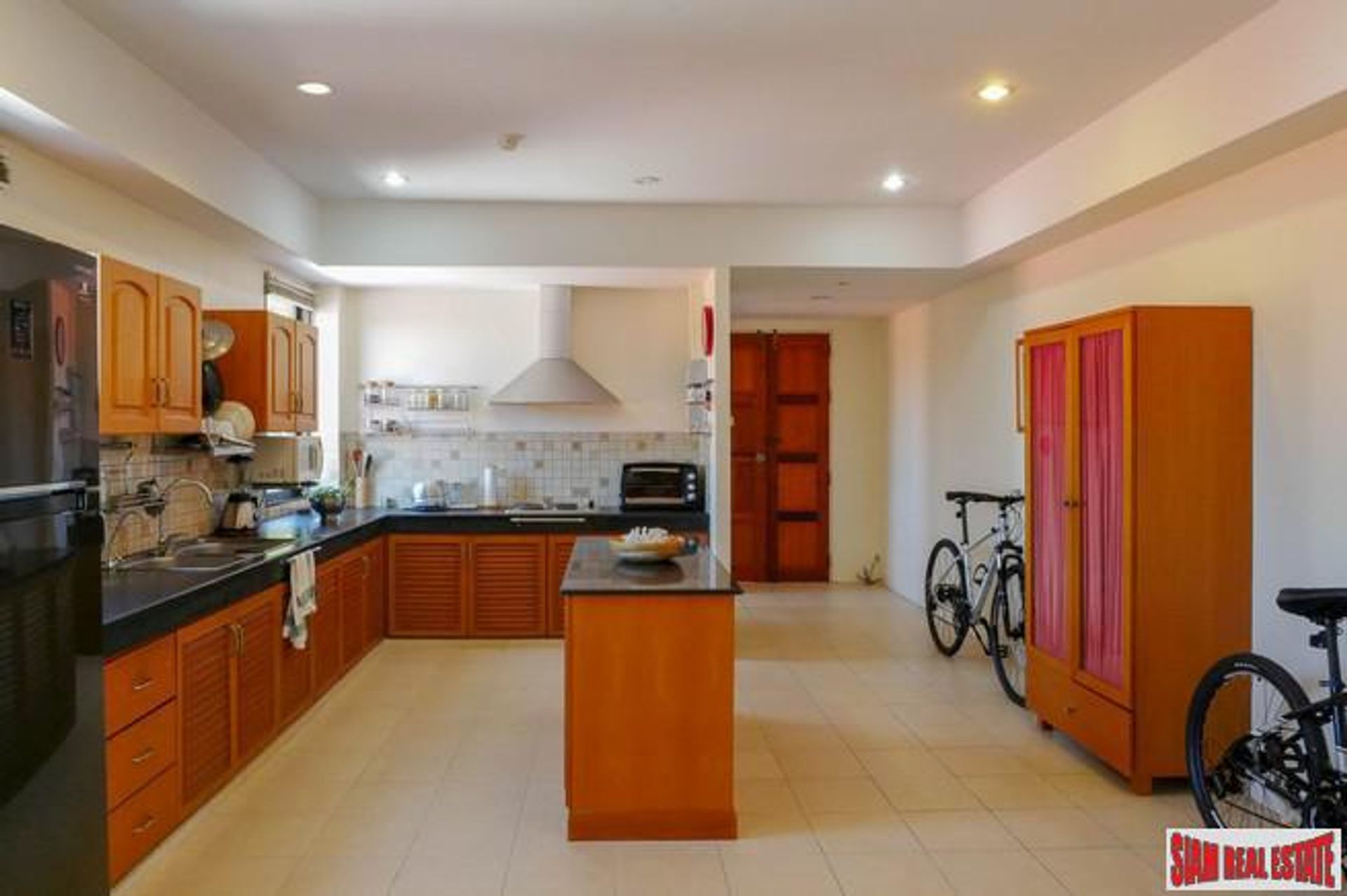 Condominium in Ban Nai Han, Phuket 10025666