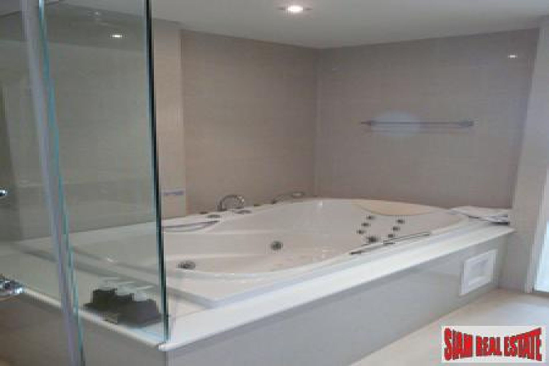 Condominium dans Kalim, Phuket 10026018