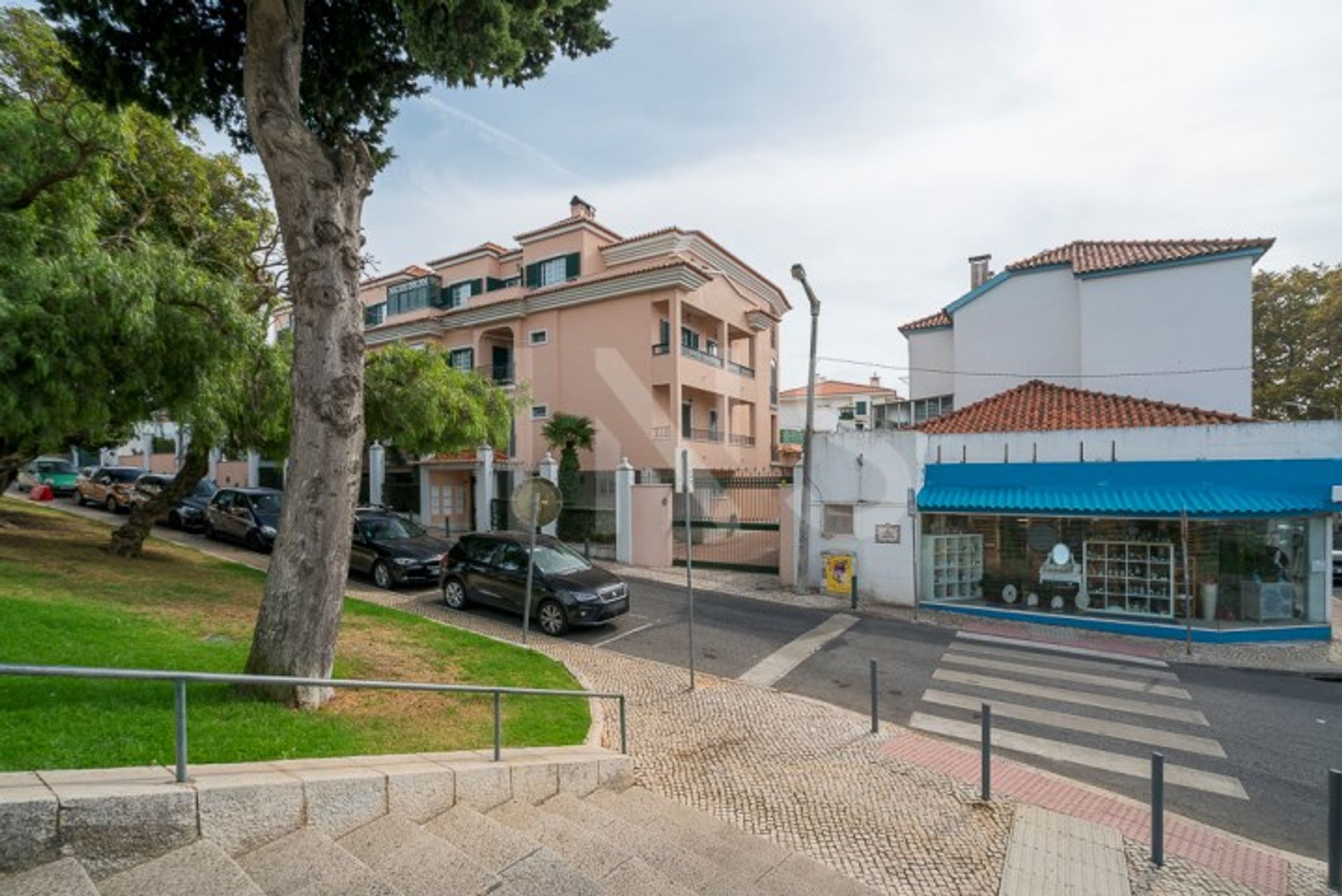 Condominium in Carcavelos e Parede, Cascais 10026299