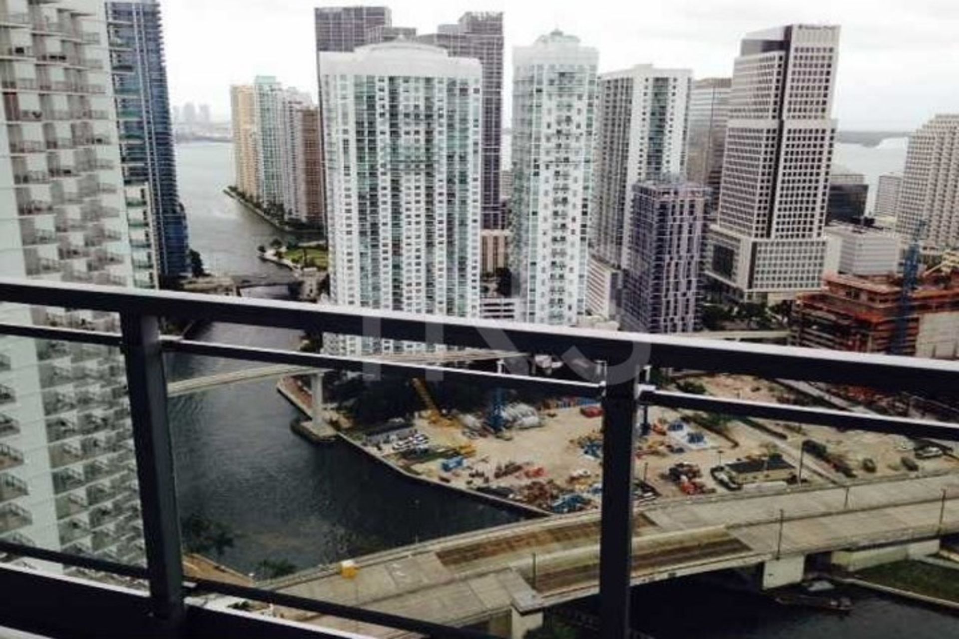 Condominium dans Biscayne Park, Miami-Dade 10026925