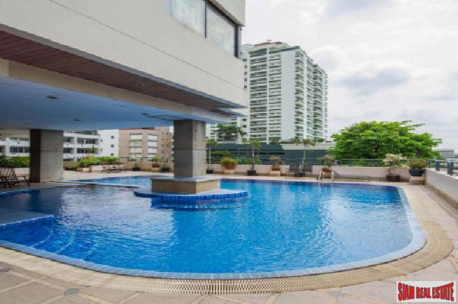 Condominium in Ekkamai, Bangkok 10027344