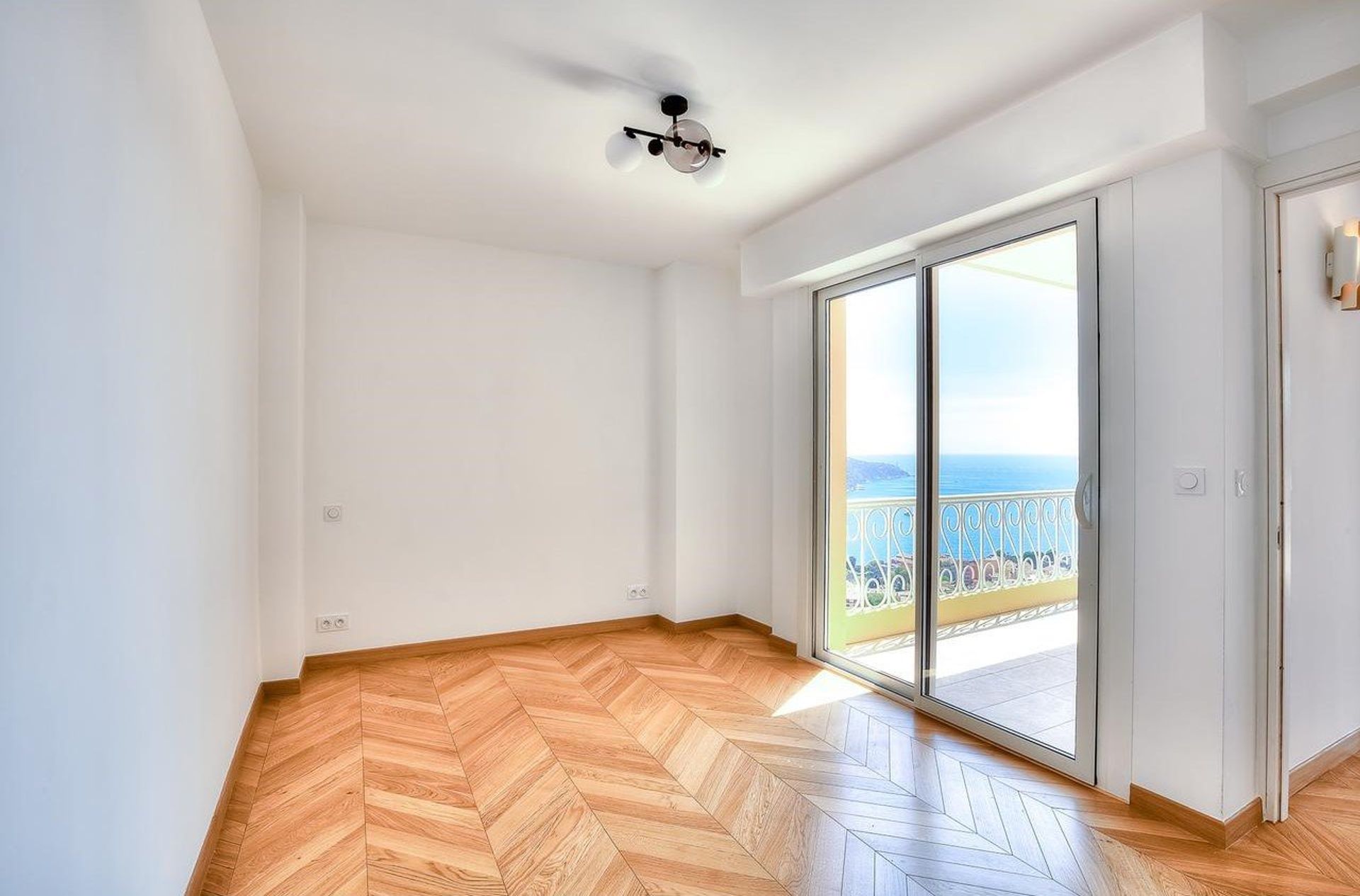 Condominium in Villefranche-Sur-Mer,  10029709