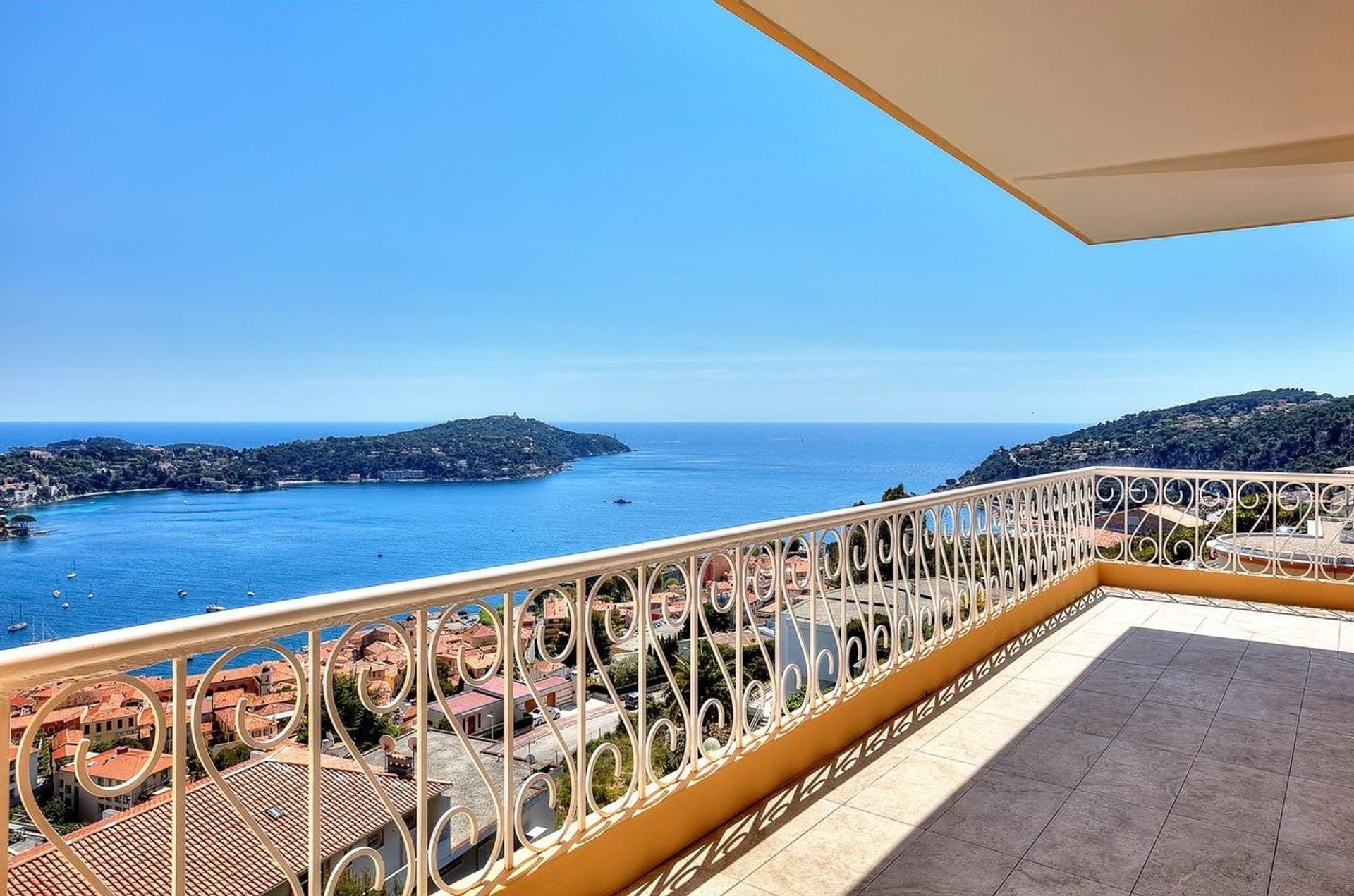 Condominium in Villefranche-Sur-Mer,  10029709